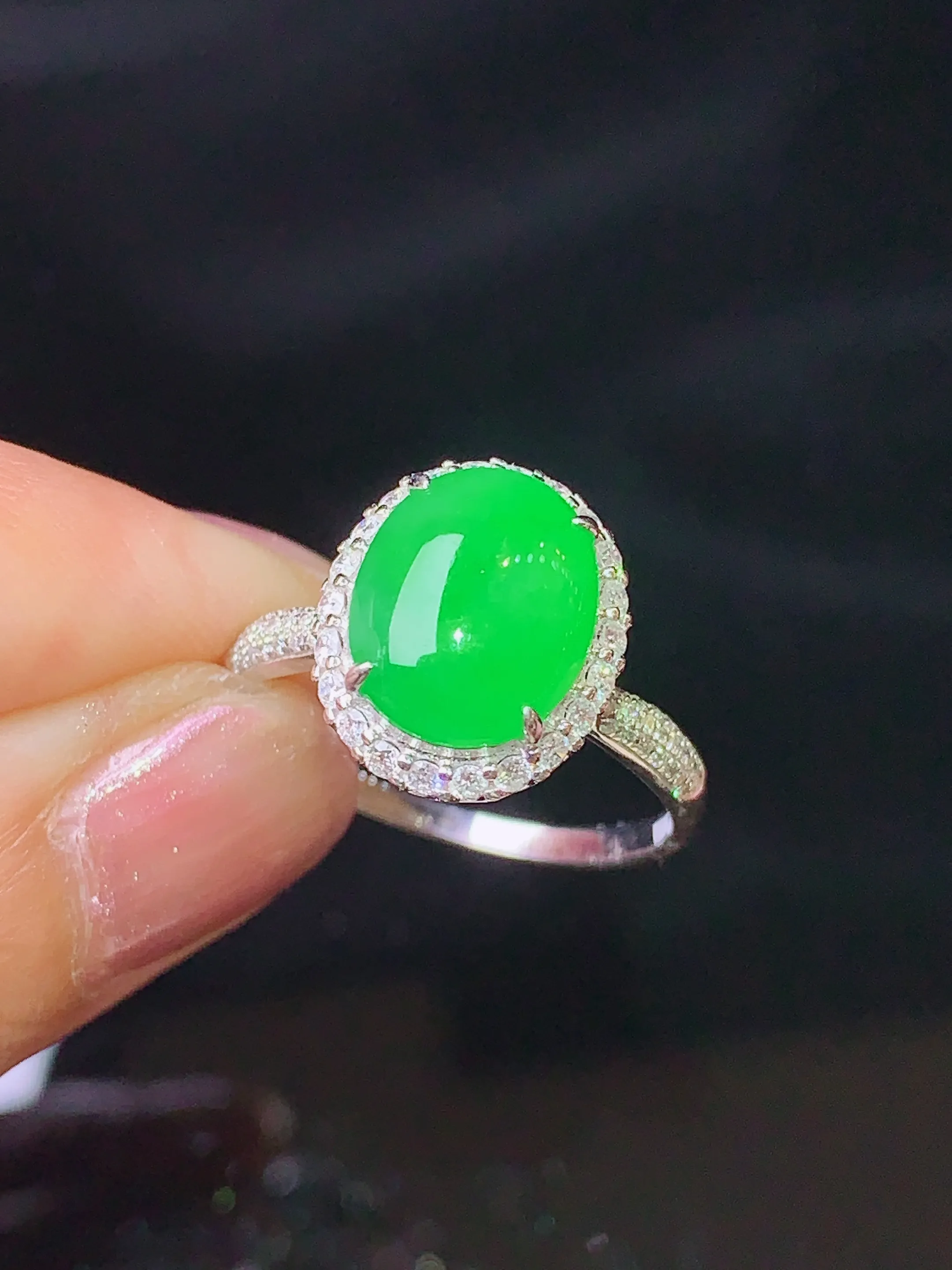 18k金钻镶嵌翠绿蛋面戒指 玉质细腻 色泽清新艳丽 圈口15 整体尺寸13.3*11.2*8.5