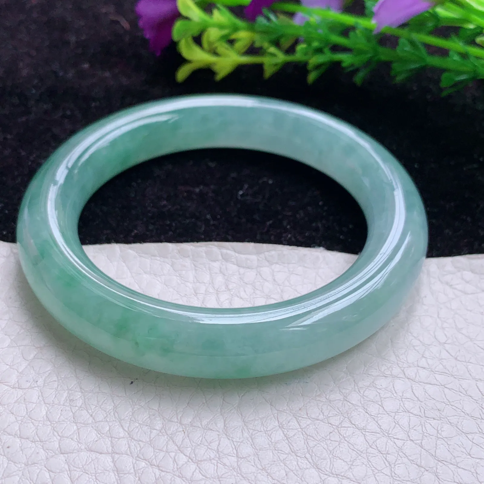 js实拍54.5*11.2*10.6镯缅甸翡翠A货冰润飘绿花圆条翡翠玉手镯 美人镯