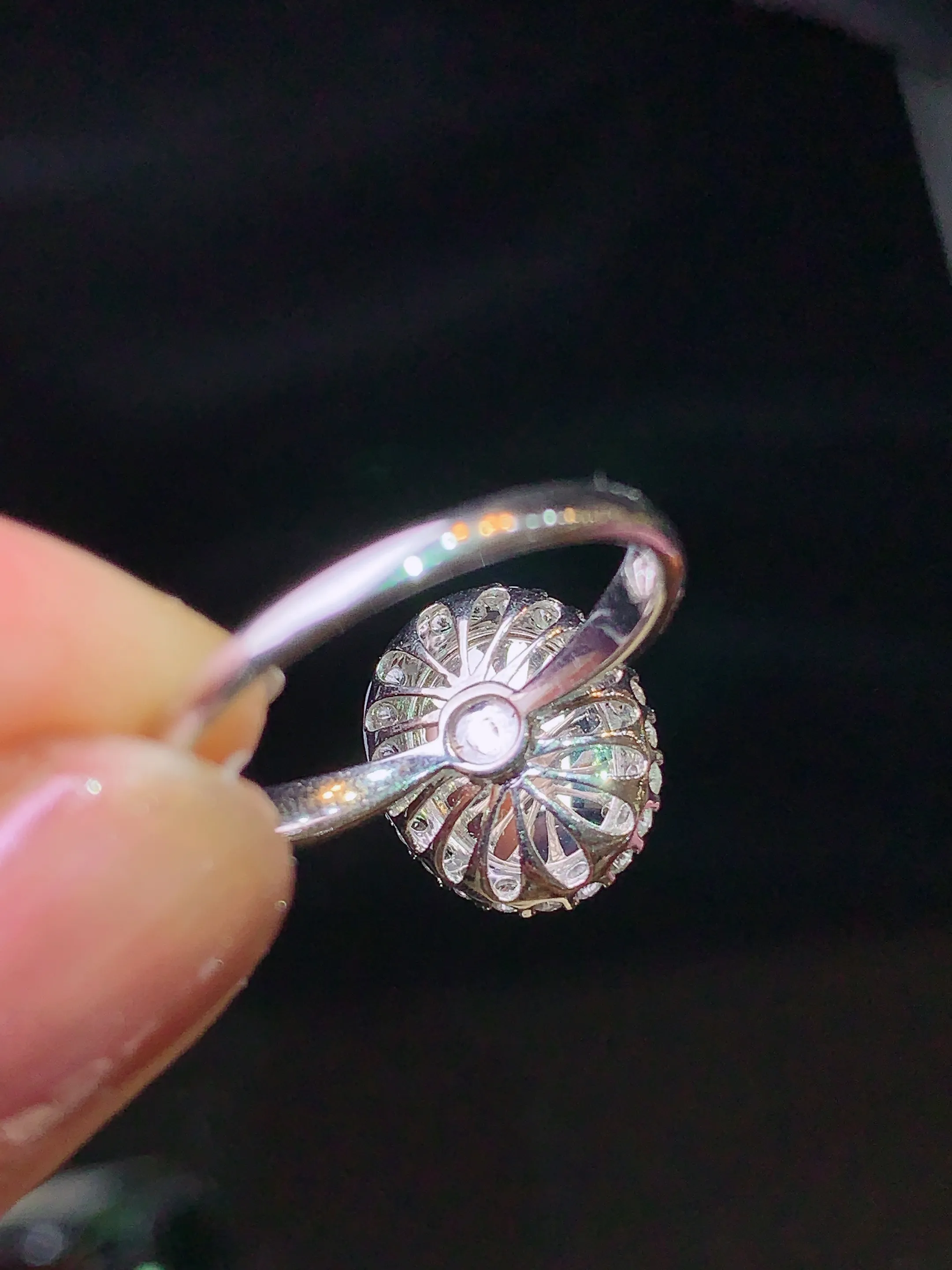 18k金钻镶嵌翠绿蛋面戒指 玉质细腻 色泽清新艳丽 圈口15 整体尺寸13.3*11.2*8.5