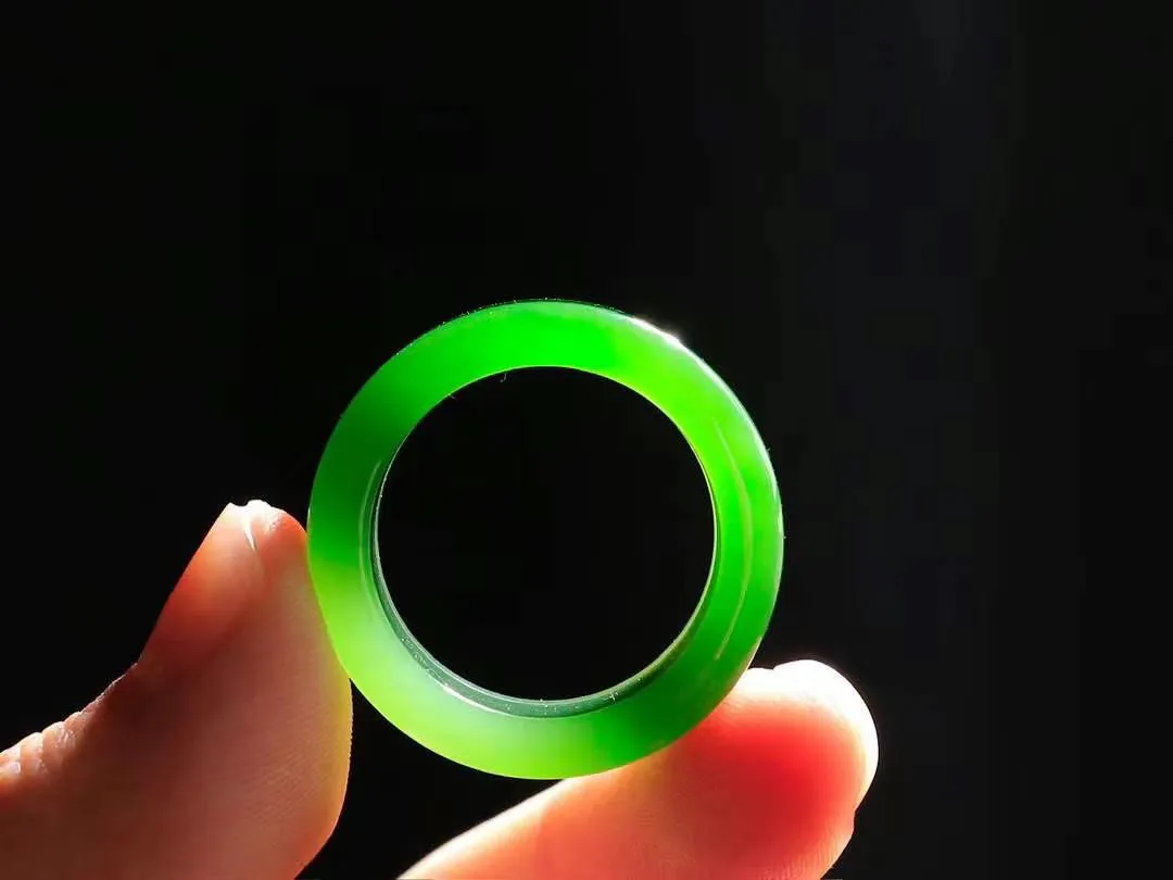 （古韵.扳指）

精品和田玉碧玉扳指，玉质温润，油润感十足， 整器古韵生辉。优雅高贵。运筹帷幄于掌中，决胜于千里之外。
重12克   圈口22mm 尺寸12-4.2mm 63401264YY
