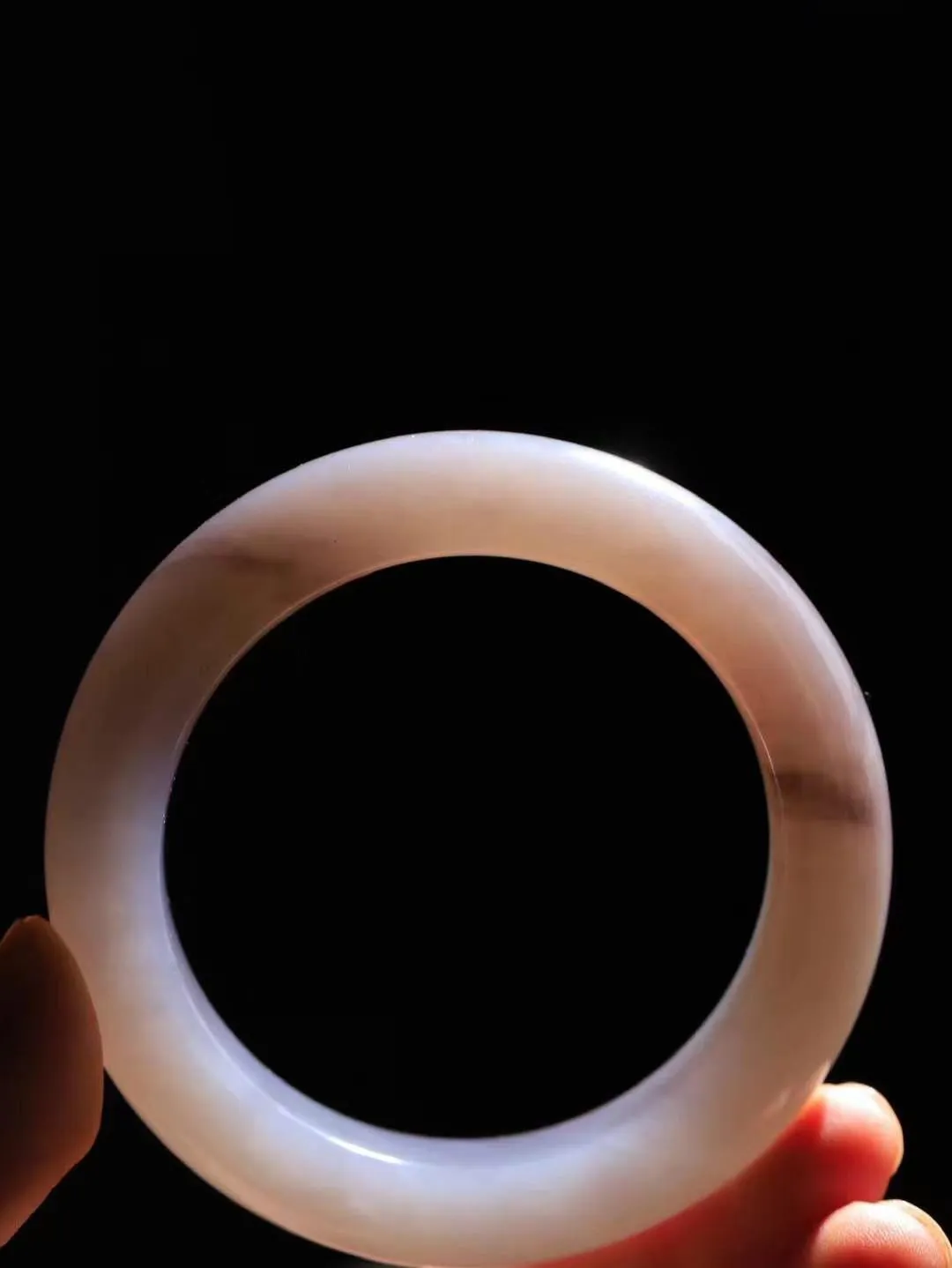 【婉约佳人.手镯】

精品和田玉烟紫手镯 玉质温润细腻 油性十足 手感舒适，高华雅逸，线条流畅，简约大气，美自天成，素雅高贵。佩戴于腕间，婉约之美，举手投足间透出那份低调奢华。重84.8克 内径56.5mm尺寸14.4-11.1mm   FDA-59501232