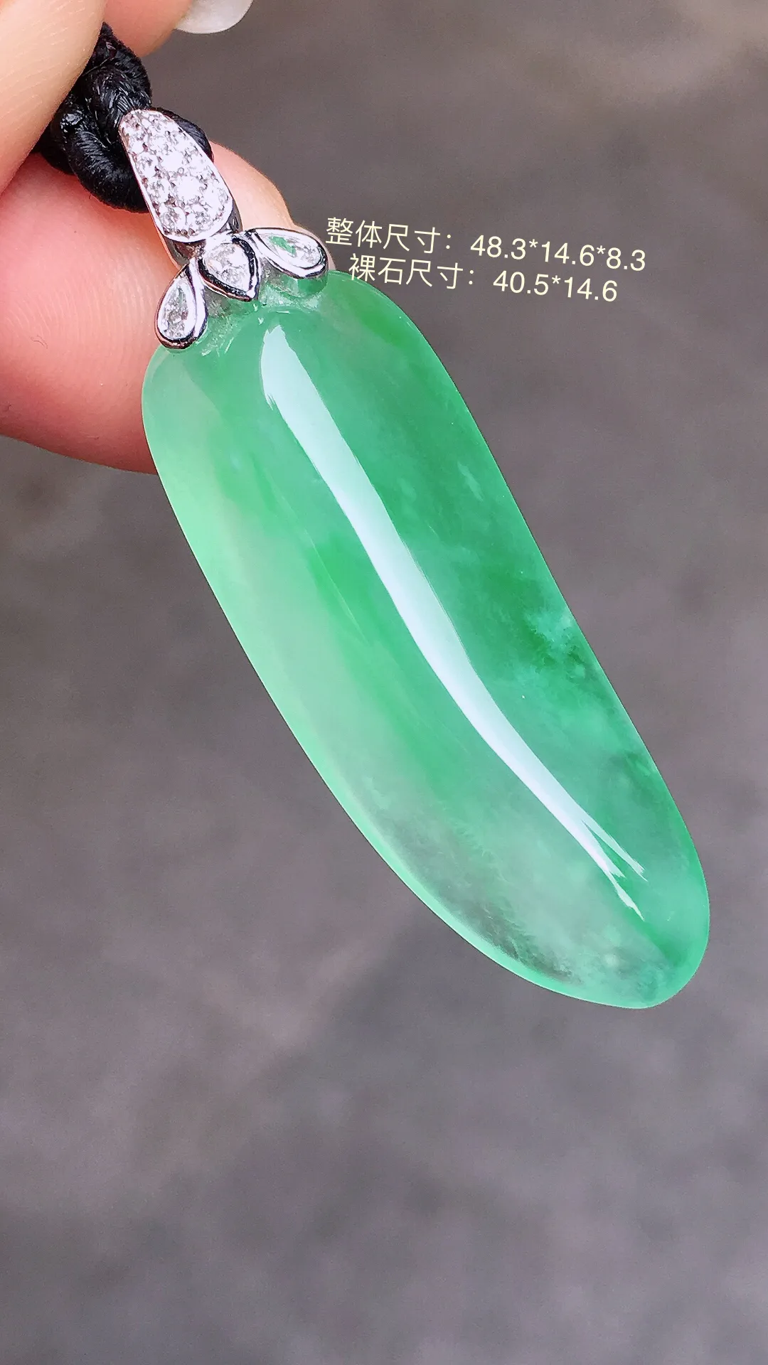 冰绿福瓜吊坠，色泽均匀艳丽，玉质细腻，荧光感超
强，饱满水润，气质满满。18k
金豪华镶嵌