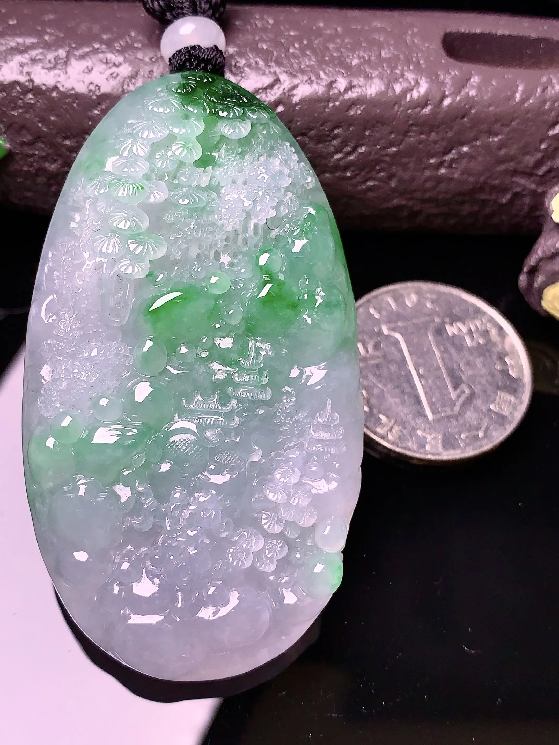飘绿山水牌子吊坠 玉质细腻 色泽清新艳丽 整体尺寸62.8*35.2*10.6