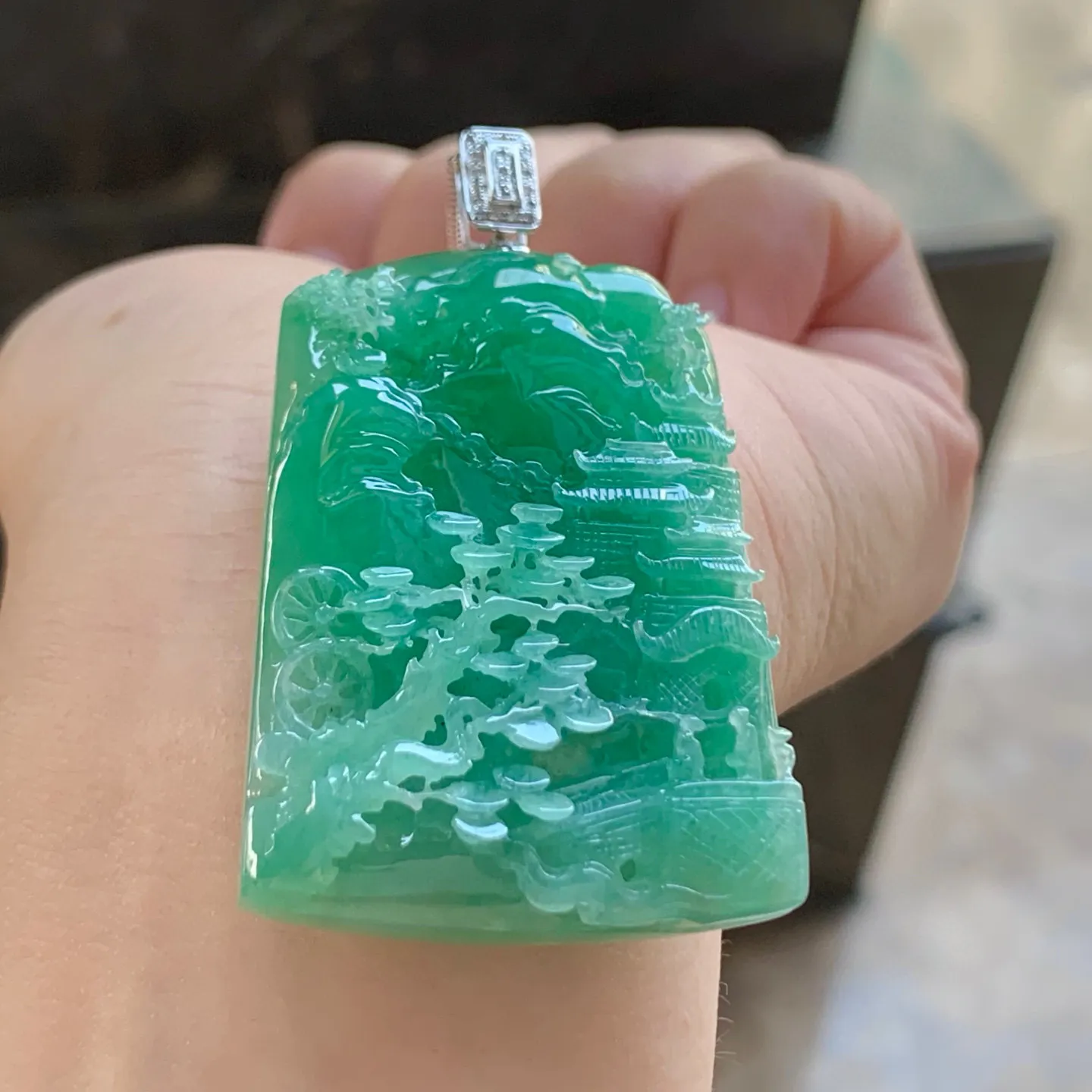 满色山水牌
水润清爽 金扣
