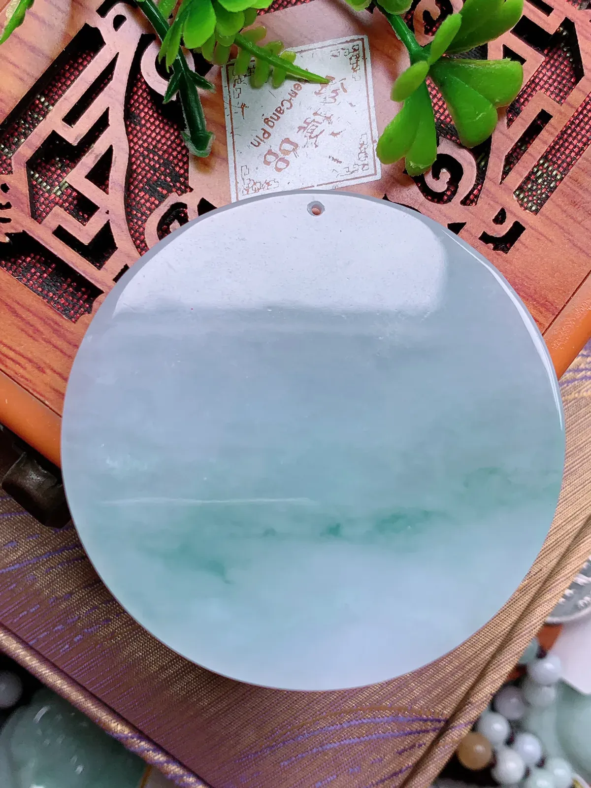 精品推荐，缅甸天然A货翡翠，冰种飘花普贤菩萨吊坠，种水好，颜色鲜艳，玉质水润细腻，工艺精湛，佩戴效果更佳。