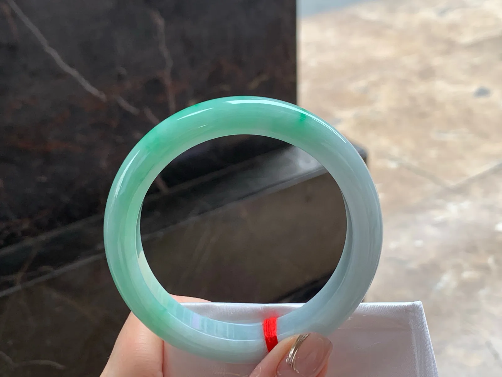 带色大圈手镯
干净清爽 59.7/11.6/9.3mm