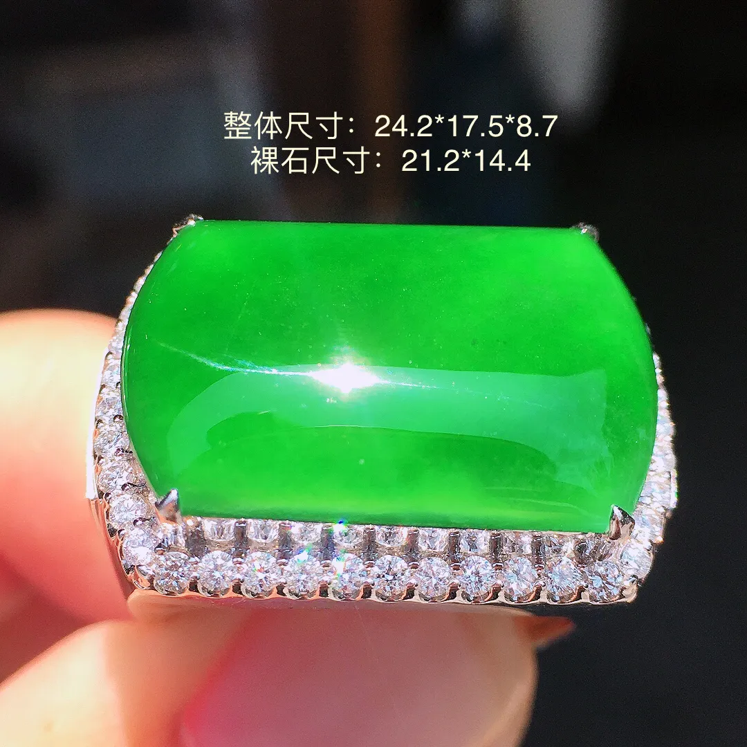 满绿马鞍戒指，色泽均匀浓郁，玉质细腻，荧光感超
强，饱满水润，气质满满。18k
金豪华镶嵌