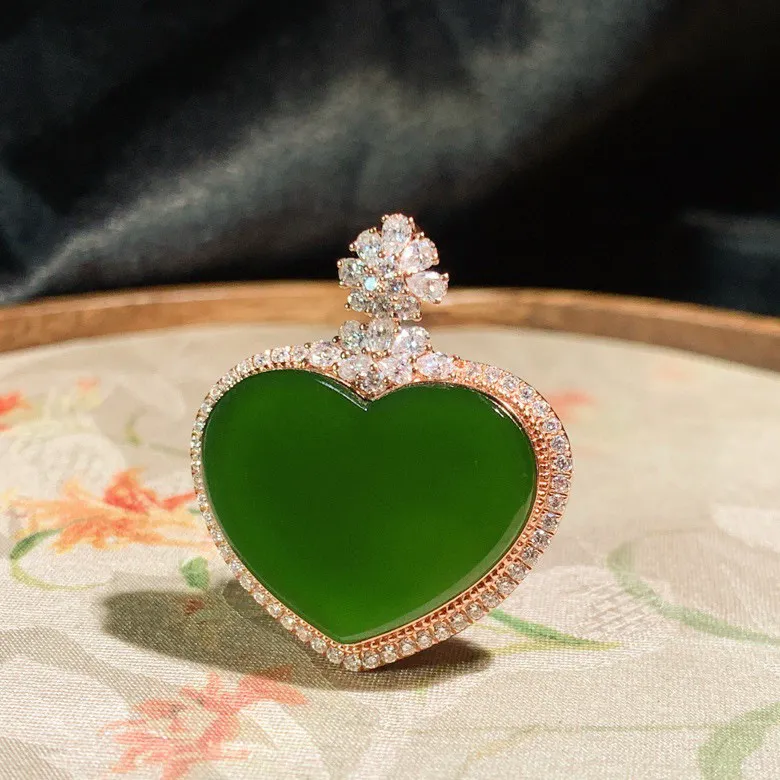和田玉冰底玻璃底菠菜绿18k金心型挂件。尺寸19/24/6重7克 玉质细腻油润。手推出油。品相大气 lt2505011