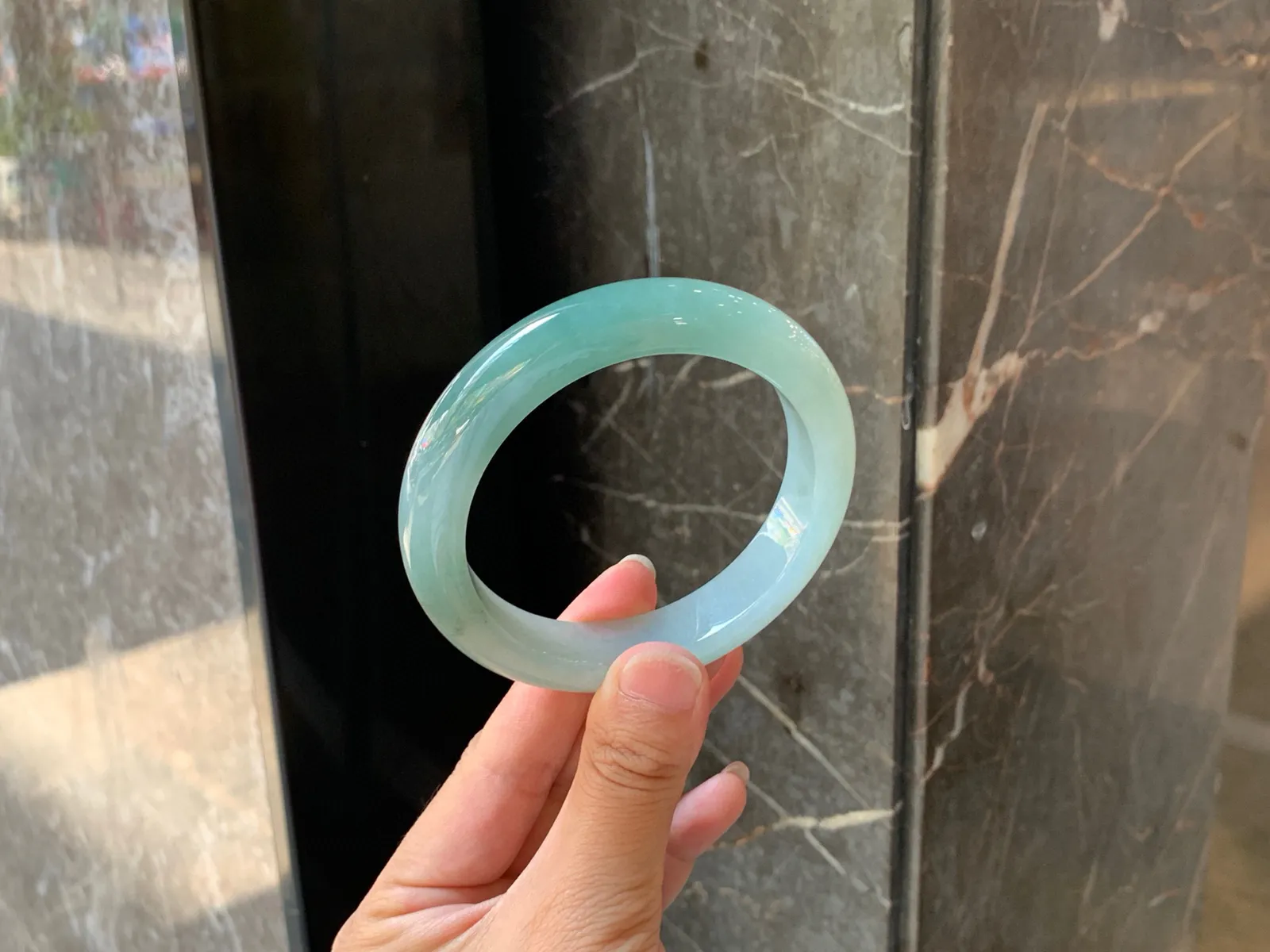 ｜57圈口
半山水翡翠手镯，底子细腻，素雅清新，