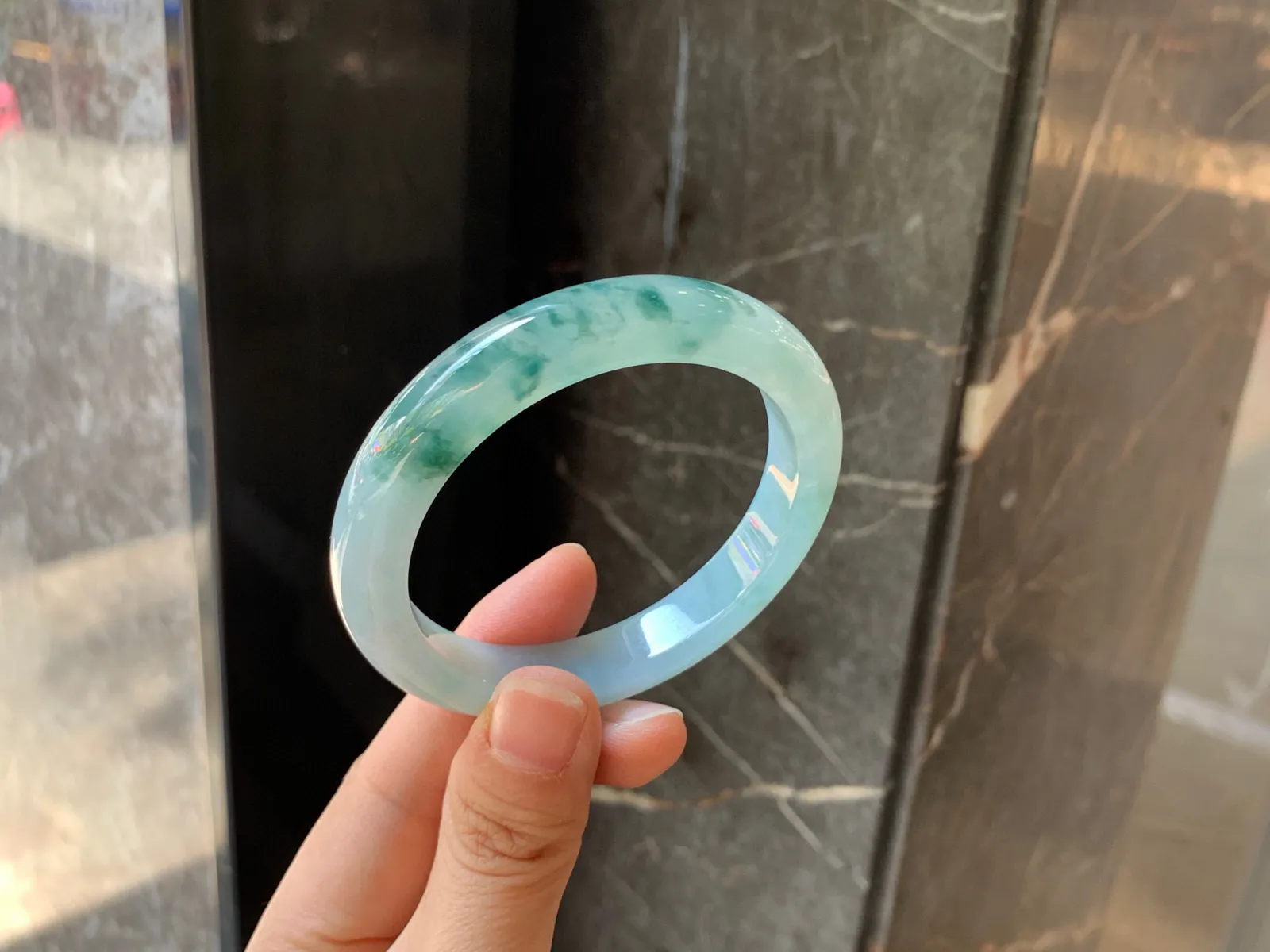 ｜52圈口
飘花翡翠手镯，底子细腻，飘水草花，