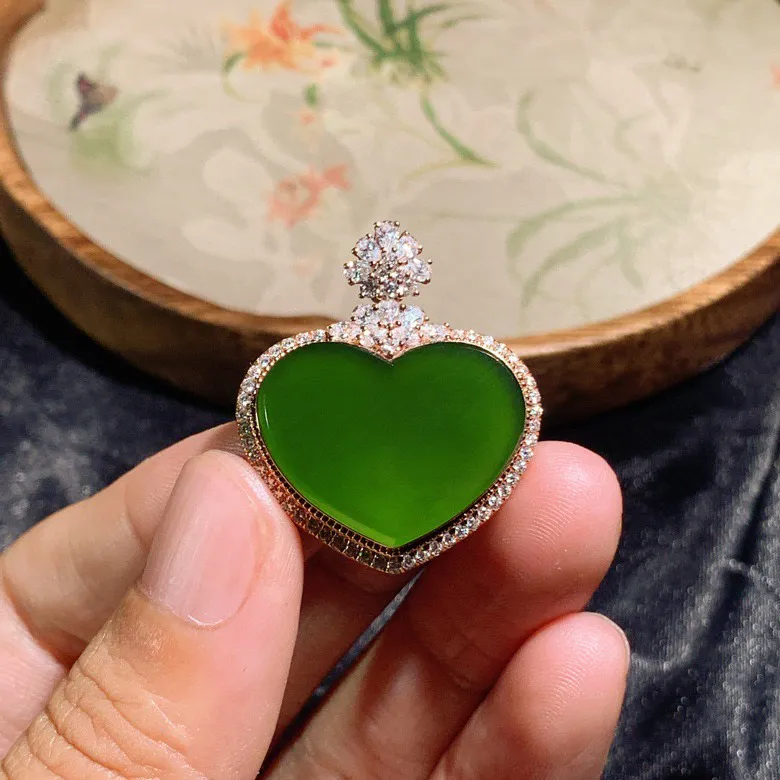 和田玉冰底玻璃底菠菜绿18k金心型挂件。尺寸19/24/6重7克 玉质细腻油润。手推出油。品相大气 lt2505011