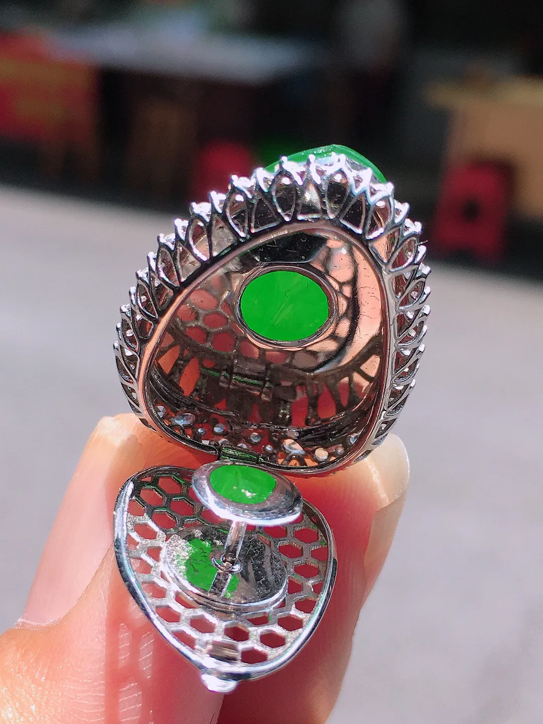 阳绿玉叶吊坠，色泽均匀艳丽，玉质细腻，荧光感超
强，饱满水润，气质满满。18k
金豪华镶嵌