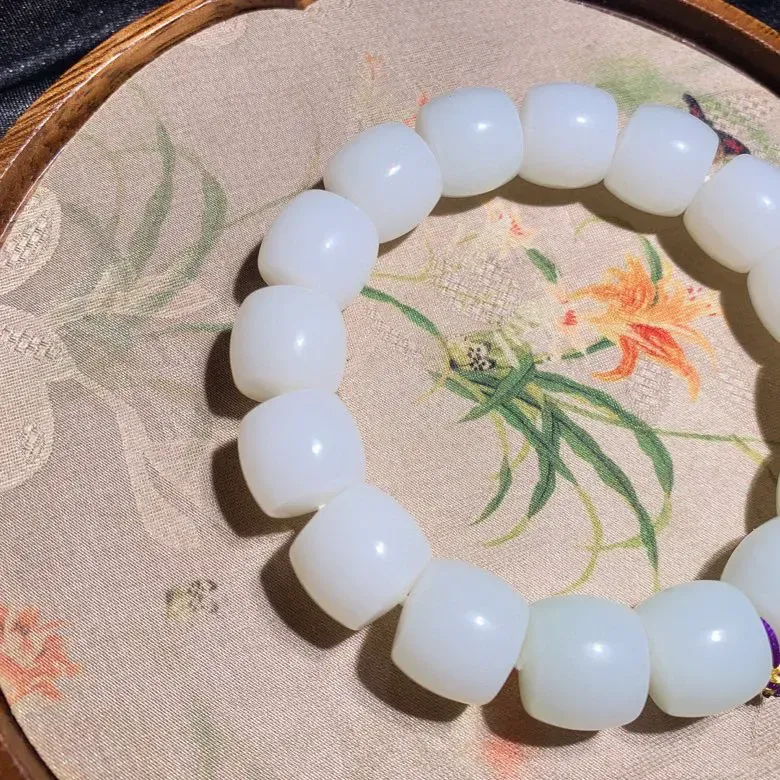 和田玉羊脂白玉直切老型珠手串。单颗尺寸12/13重71克玉质细腻油润。手推出油。品相大气 lt2505011