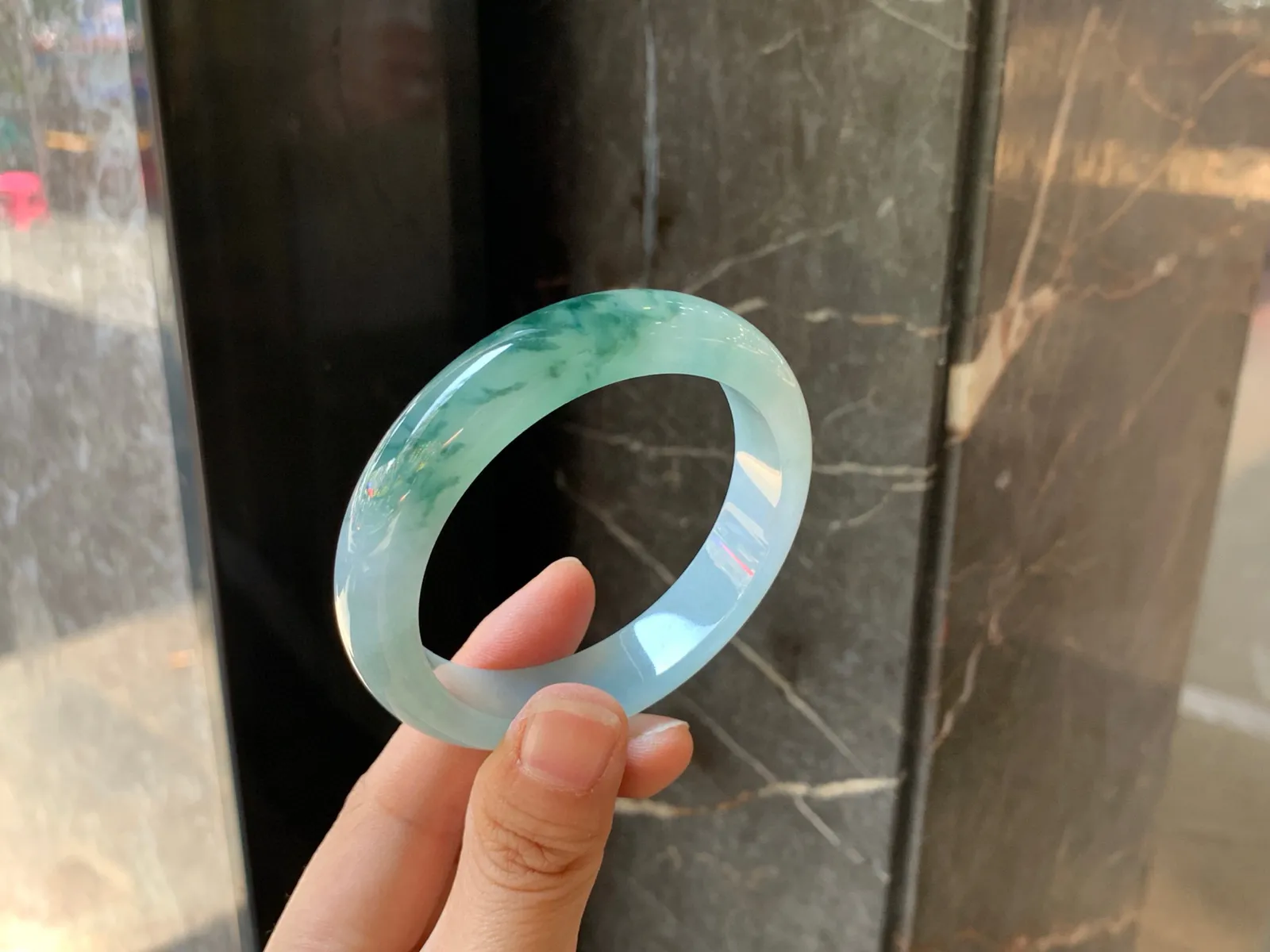 52圈口
飘花翡翠手镯，底子细腻起胶，飘草绿花，大气，