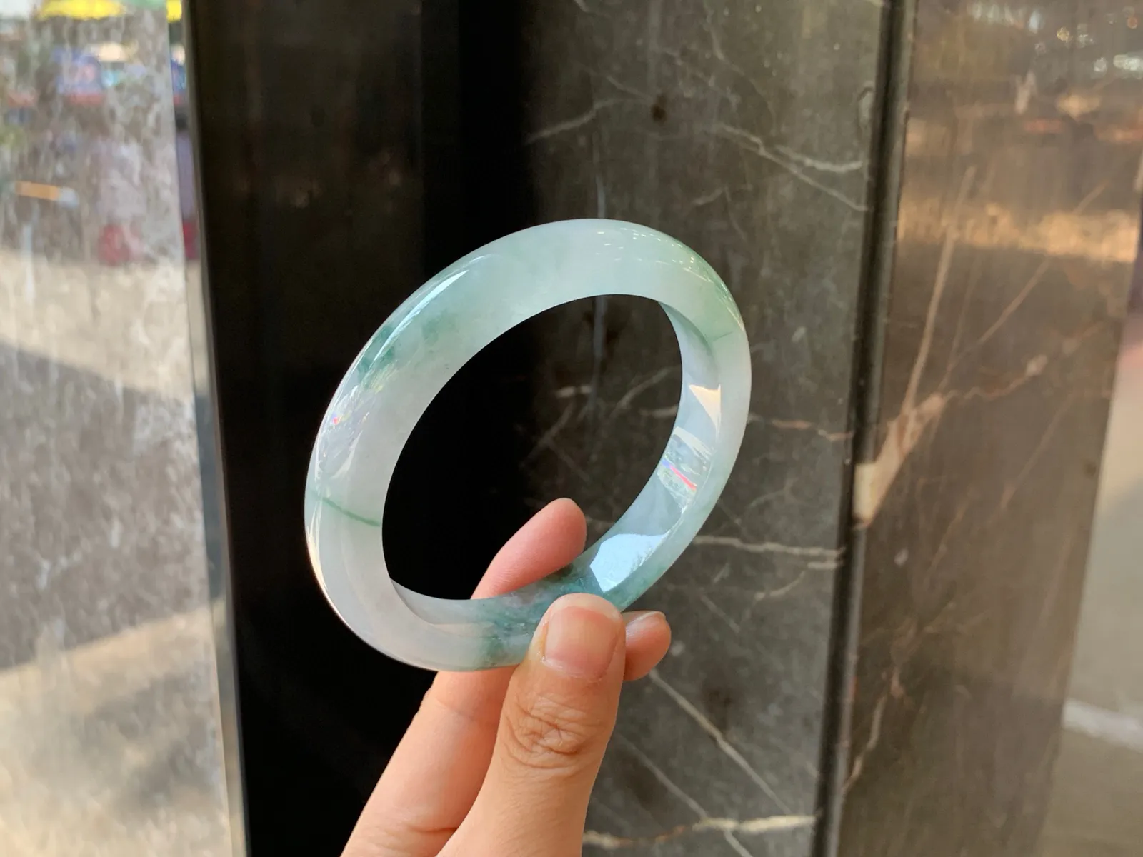 63圈口
飘花翡翠手镯，底子细腻，飘蓝绿花，飘逸轻盈，