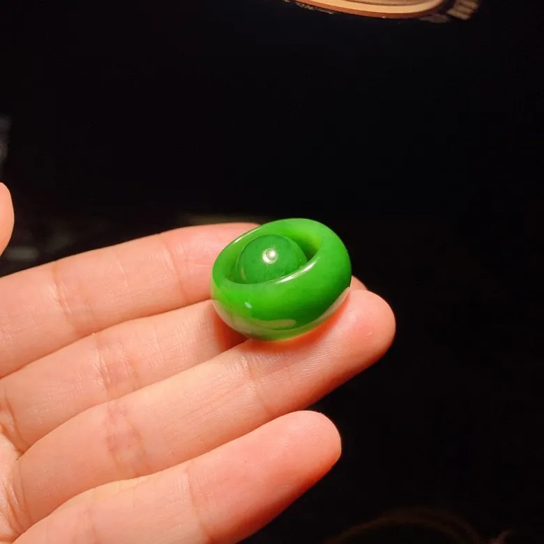 一套和田玉阳绿俄罗斯玉扳指挂件。平安扣尺寸12/16扳指尺寸4/11内径18重12克 玉质细腻油润。手推出油。品相大气 lt2505011