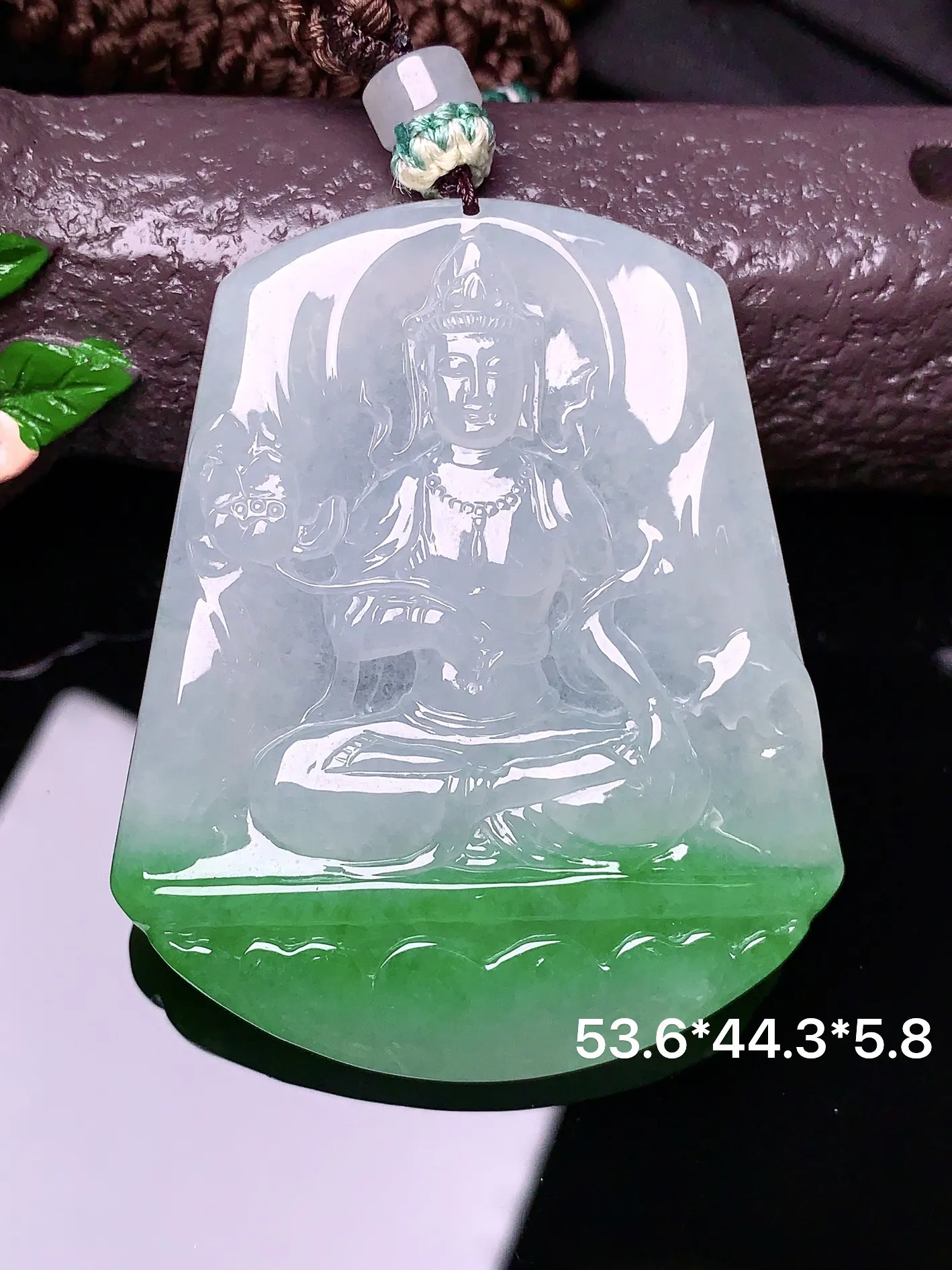 飘绿观音吊坠 玉质细腻 色泽清新艳丽 整体尺寸53.6*44.3*5.8