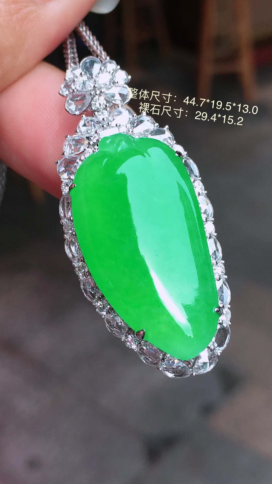 阳绿福瓜吊坠，色泽均匀艳丽，玉质细腻，荧光感超
强，饱满水润，气质满满。18k
金豪华镶嵌