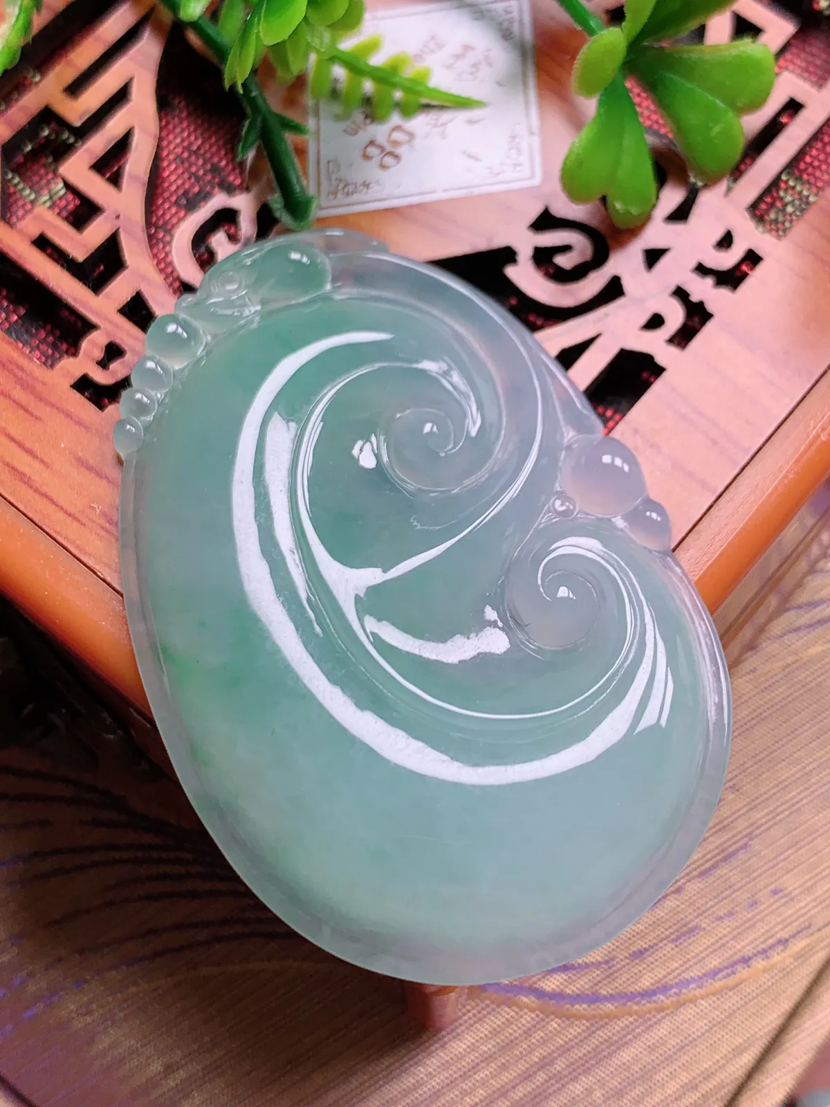 精品推荐，缅甸天然A货翡翠，冰种晴绿如意吊坠，种水好，颜色鲜艳，玉质水润细腻，工艺精湛，佩戴效果更佳