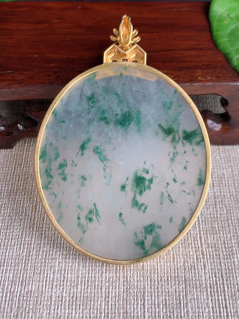 缅甸a货翡翠ddj老坑高冰种18K金镶嵌飘花无事牌吊坠 整体64.7×50.5×44.8×3.5mm 21.75