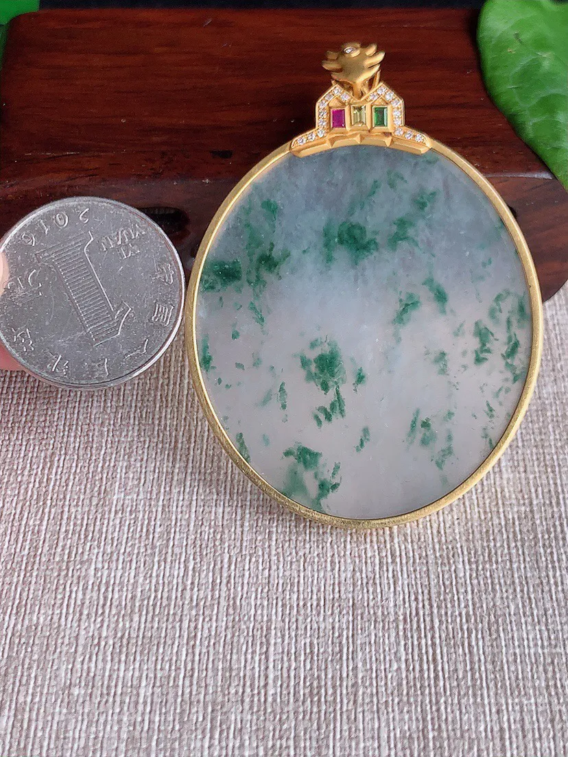 缅甸a货翡翠ddj老坑高冰种18K金镶嵌飘花无事牌吊坠 整体64.7×50.5×44.8×3.5mm 21.75