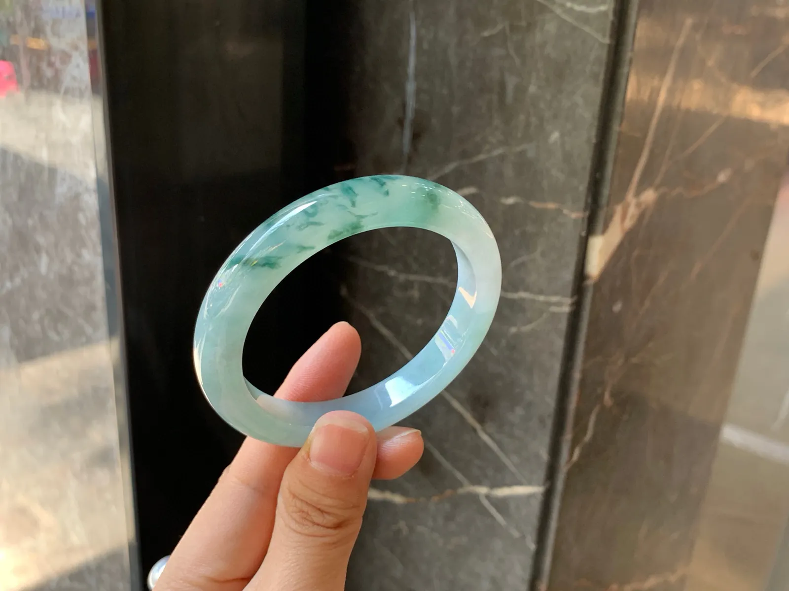 ｜52圈口
飘花翡翠手镯，底子细腻，飘水草花，