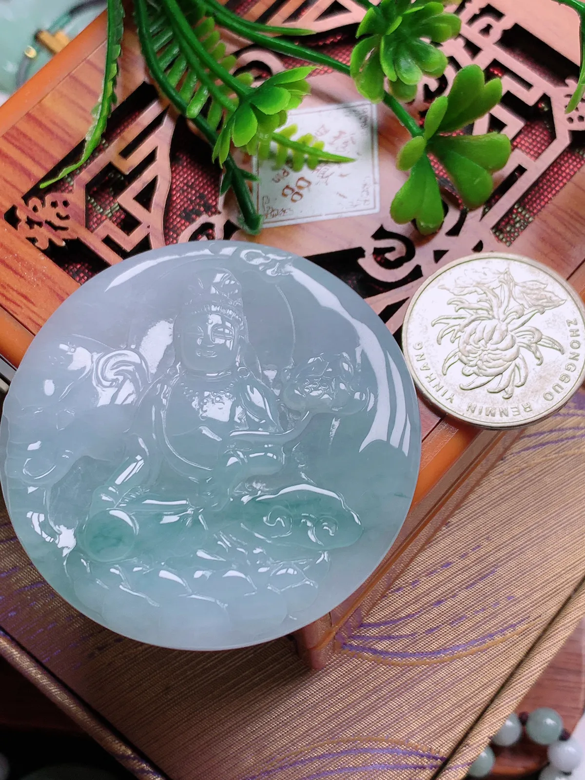 精品推荐，缅甸天然A货翡翠，冰种飘花普贤菩萨吊坠，种水好，颜色鲜艳，玉质水润细腻，工艺精湛，佩戴效果更佳。1