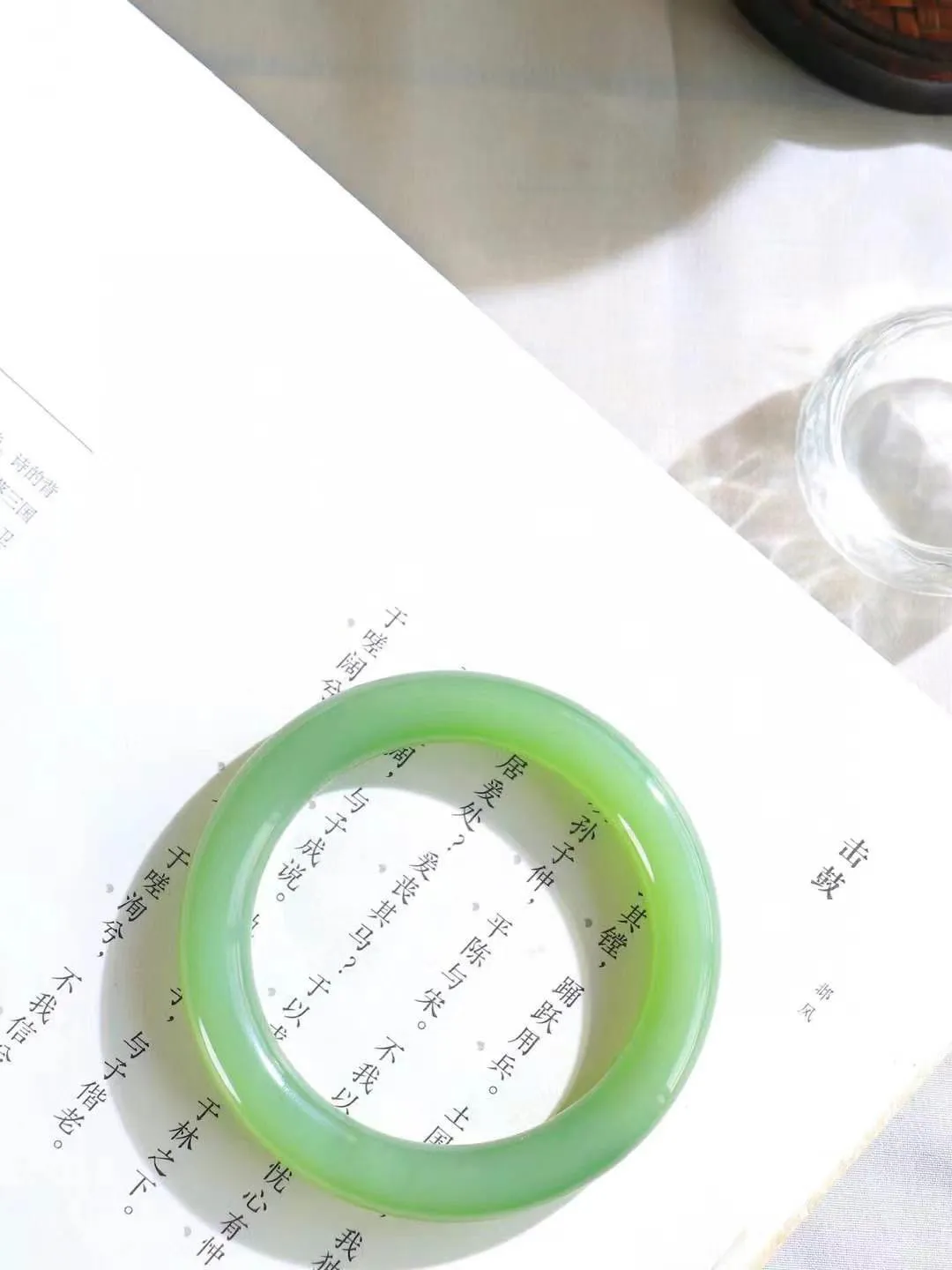 【温润如心.镯】

收藏级臻品️和田玉碧玉手镯，精选上等碧玉料，色泽清透，质地细腻。佩戴它，感受千年玉文化的温润与优雅，愿它为您带来平安与幸福。重35克  尺寸50-8.5-9.5mm  89401254T