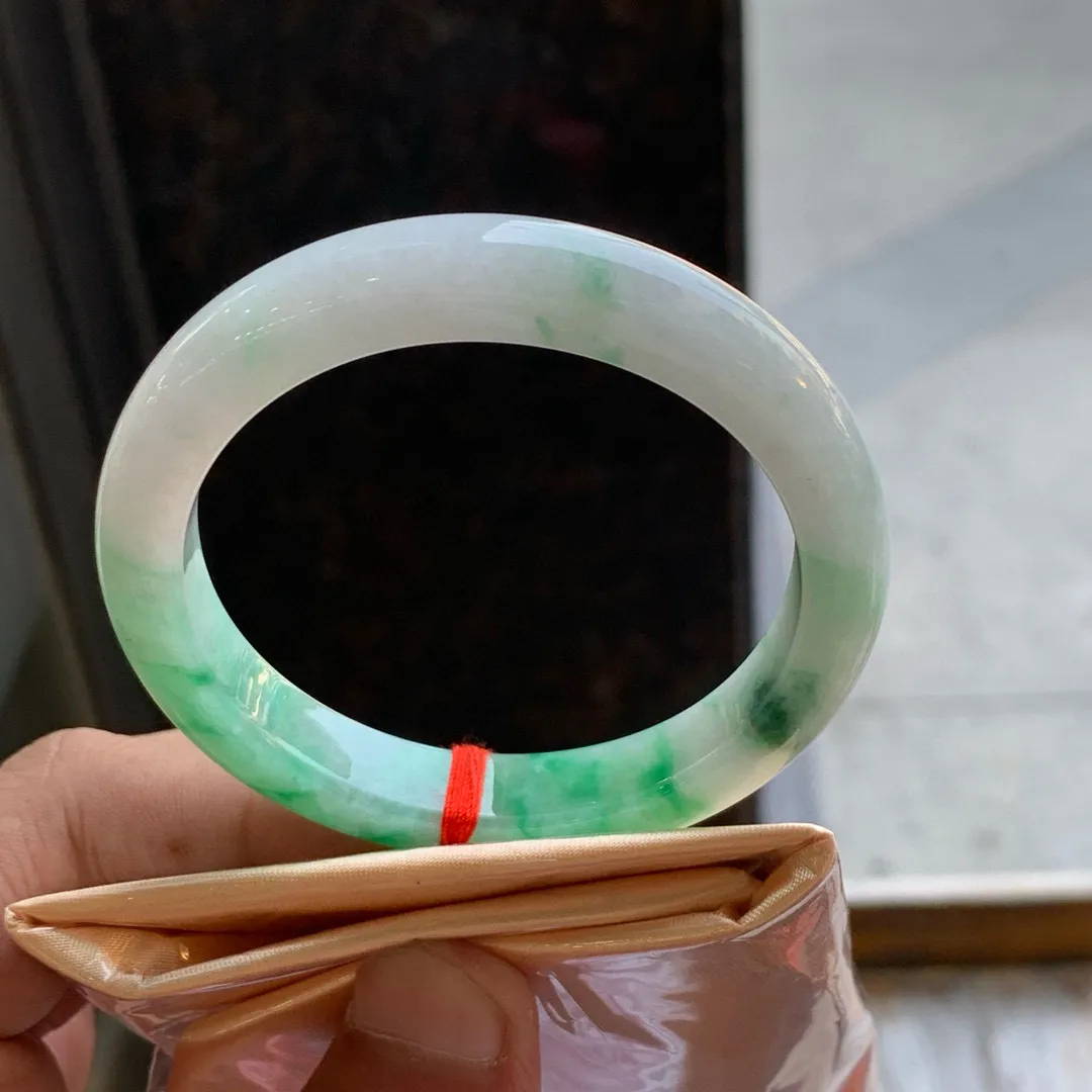 正圈冰糯阳绿 无瑕 尺寸:52.1/10.1/7.9 色阳