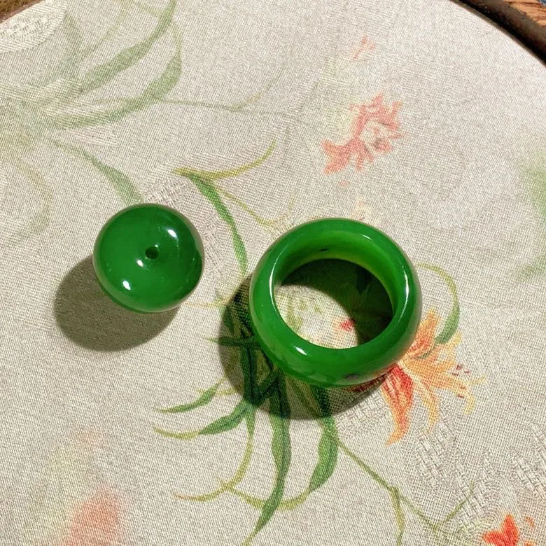一套和田玉阳绿俄罗斯玉扳指挂件。平安扣尺寸12/16扳指尺寸4/11内径18重12克 玉质细腻油润。手推出油。品相大气 lt2505011