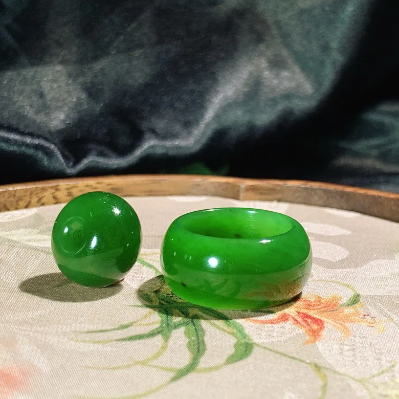 一套和田玉阳绿俄罗斯玉扳指挂件。平安扣尺寸12/16扳指尺寸4/11内径18重12克 玉质细腻油润。手推出油。品相大气 lt2505011