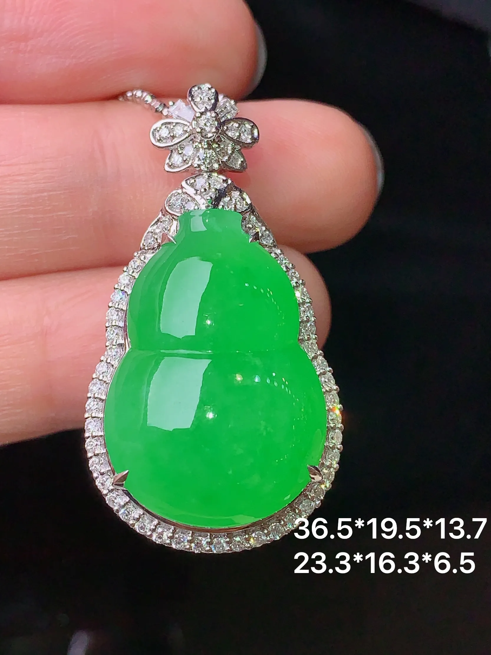 18k金钻镶嵌翠绿葫芦吊坠 玉质细腻 色泽清新艳丽 整体尺寸36.5*19.5*13.7