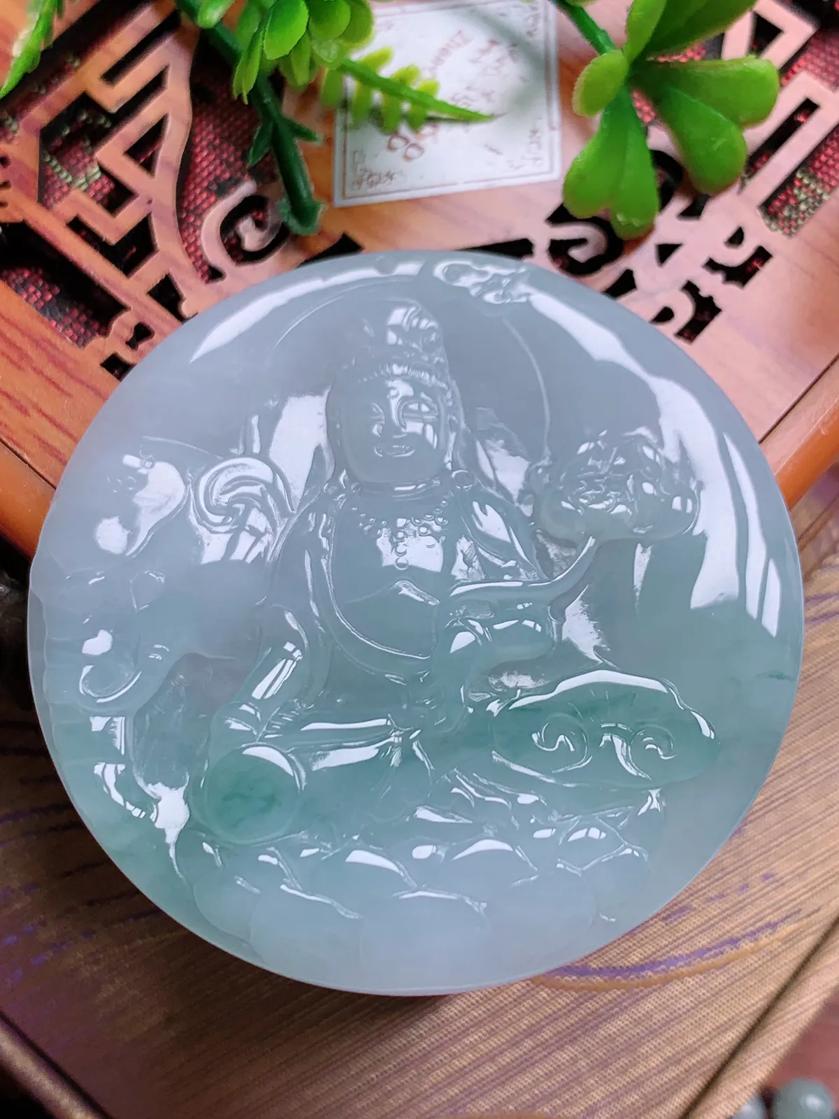 精品推荐，缅甸天然A货翡翠，冰种飘花普贤菩萨吊坠，种水好，颜色鲜艳，玉质水润细腻，工艺精湛，佩戴效果更佳。1