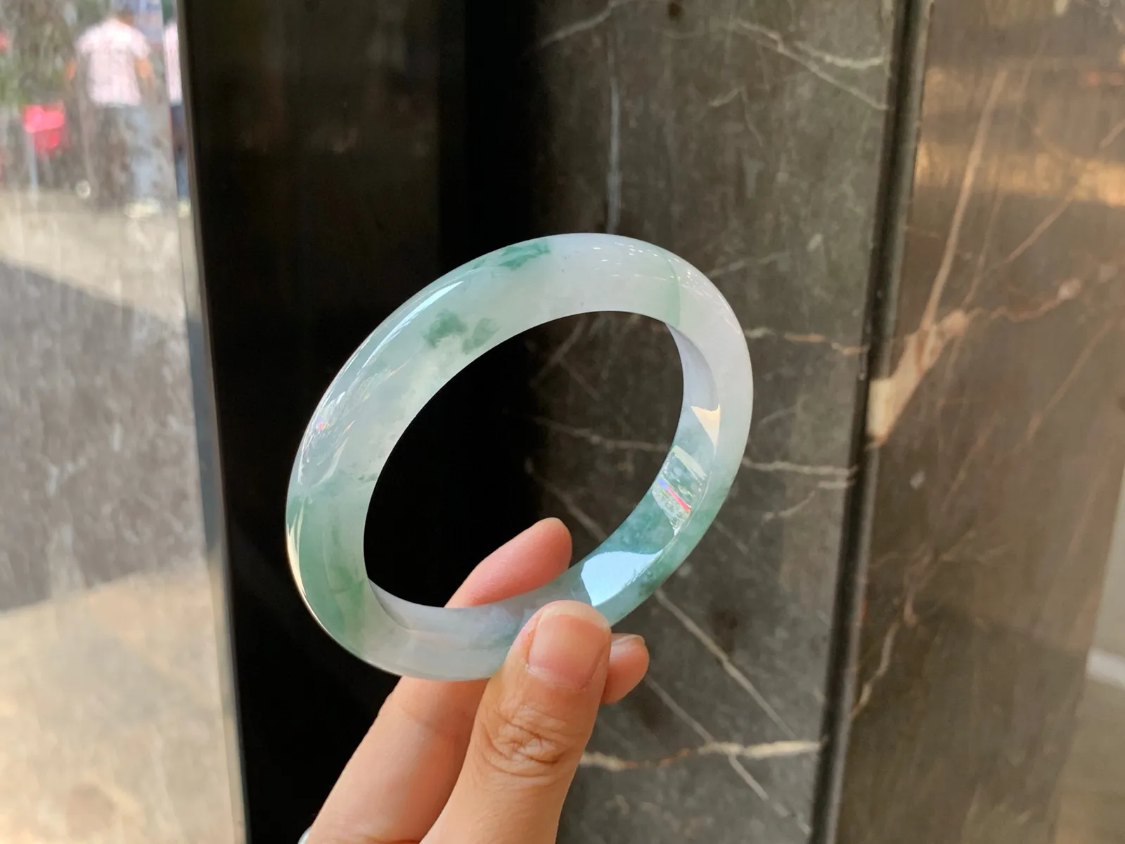 63圈口
飘花翡翠手镯，底子细腻，飘蓝绿花，飘逸轻盈，