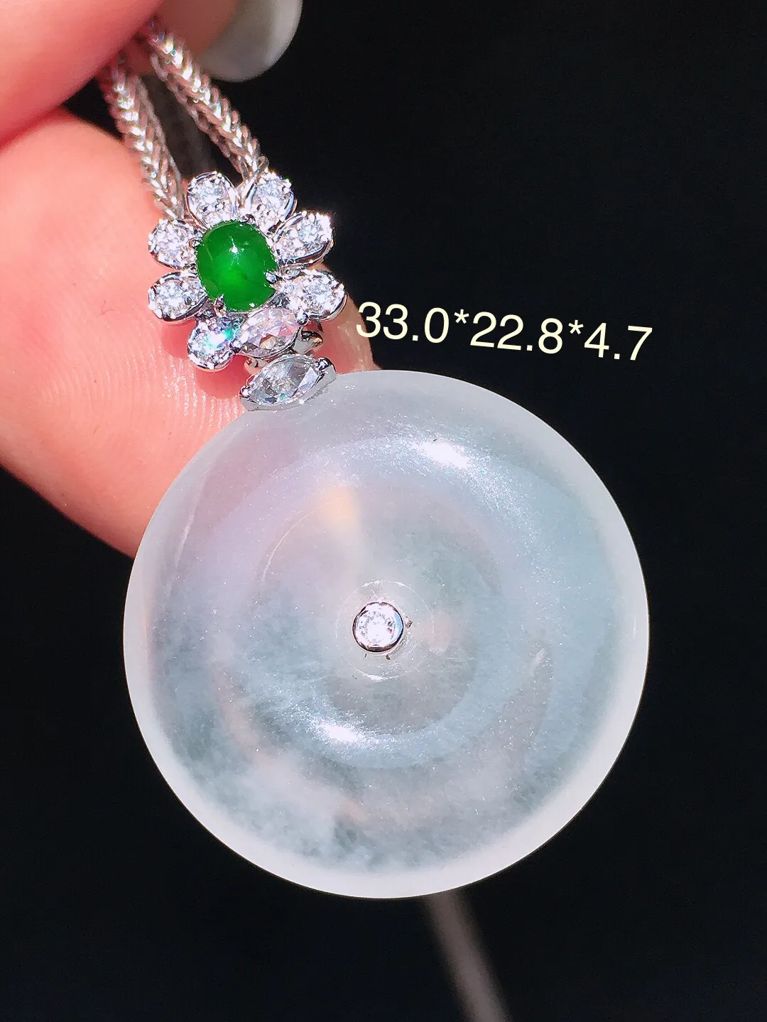 冰种平安扣吊坠，玉质细腻，荧光感超
强，饱满水润，气质满满。18k
金豪华镶嵌
