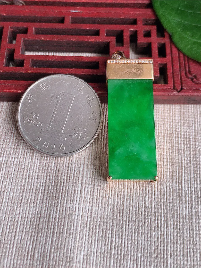 缅甸a货翡翠ddj老坑冰种18K金镶嵌阳绿无事牌吊坠  整体41×27.7×12.8×6.3mm 8.58