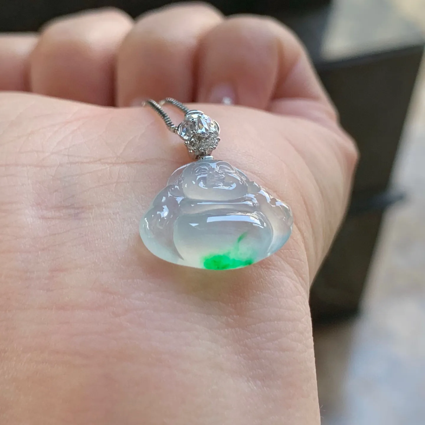 高冰阳绿坐佛
金扣