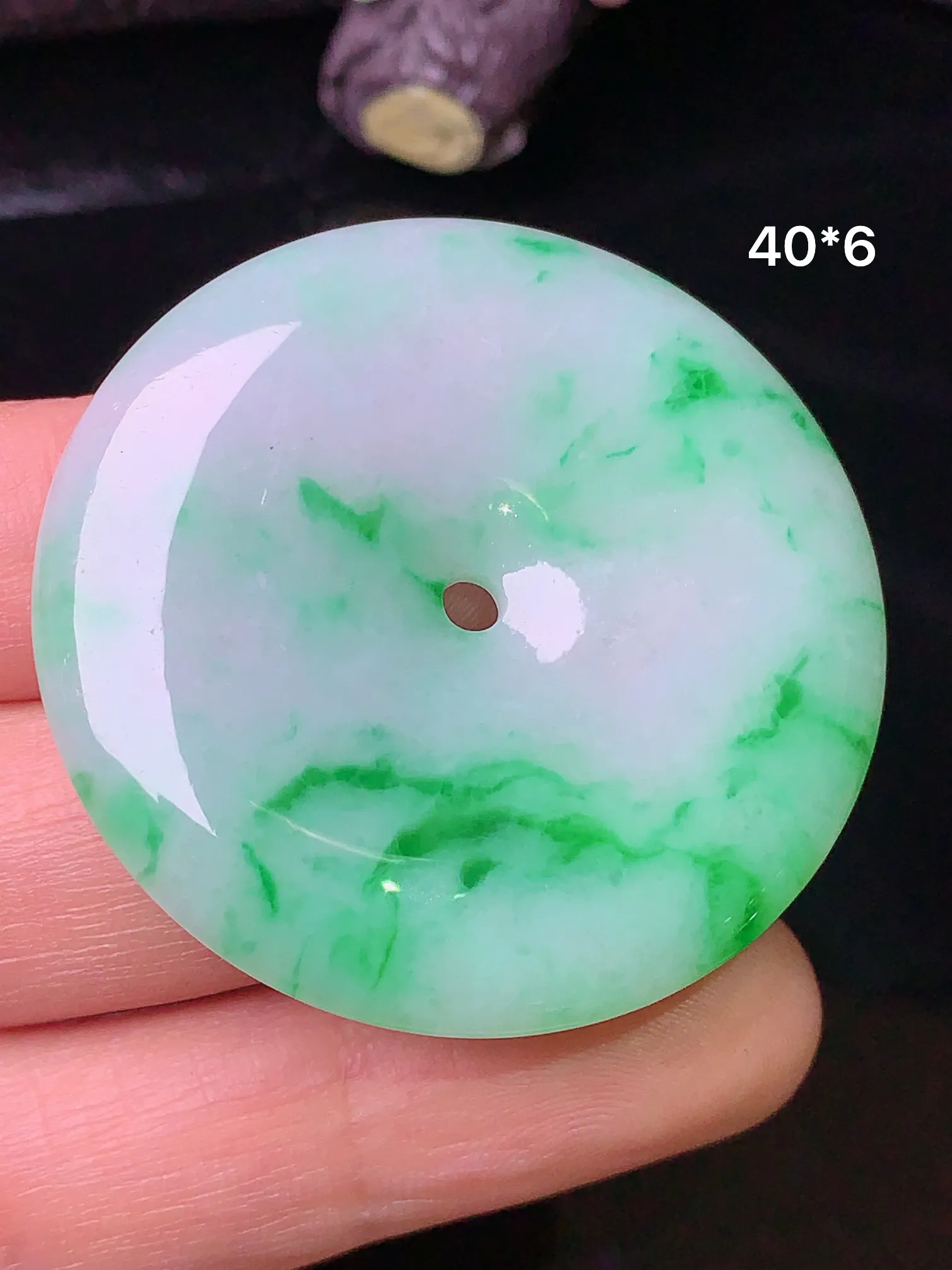 飘绿平安扣吊坠 玉质细腻 色泽清新 艳丽 整体尺寸40*6
