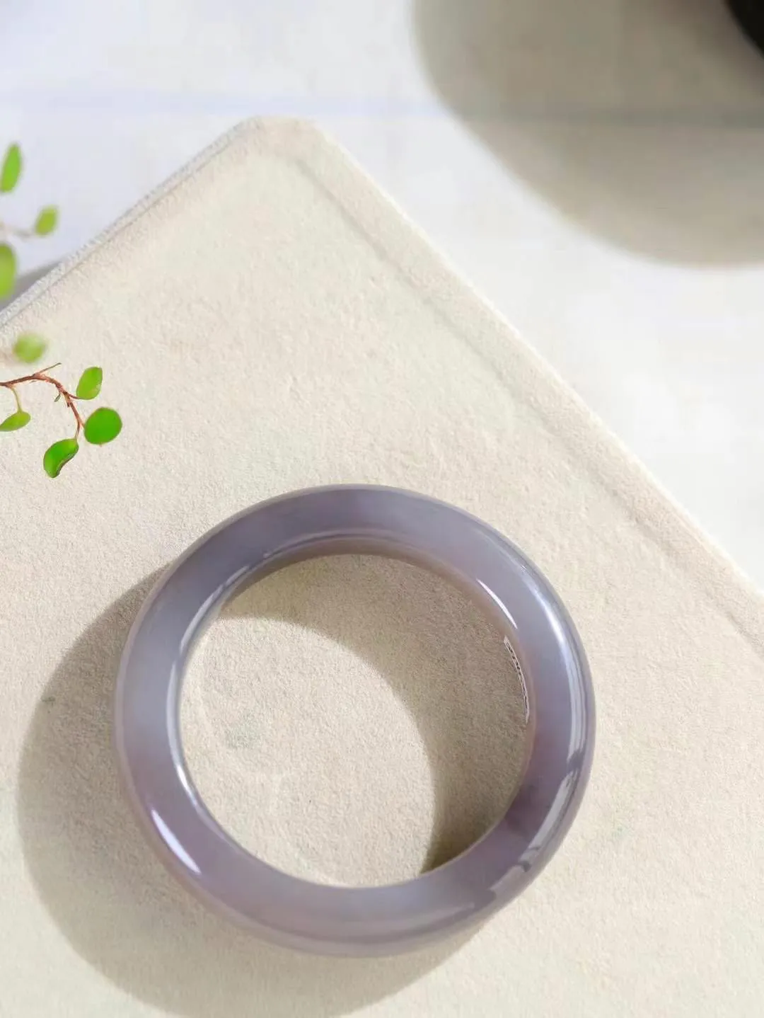 【婉约佳人.手镯】

精品和田玉烟紫手镯 玉质温润细腻 油性十足 手感舒适，高华雅逸，线条流畅，简约大气，美自天成，素雅高贵。佩戴于腕间，婉约之美，举手投足间透出那份低调奢华。重84.8克 内径56.5mm尺寸14.4-11.1mm   FDA-59501232