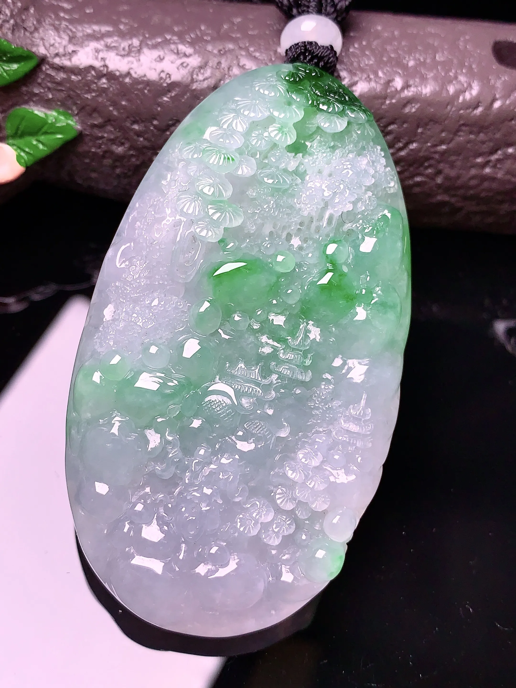 飘绿山水牌子吊坠 玉质细腻 色泽清新艳丽 整体尺寸62.8*35.2*10.6