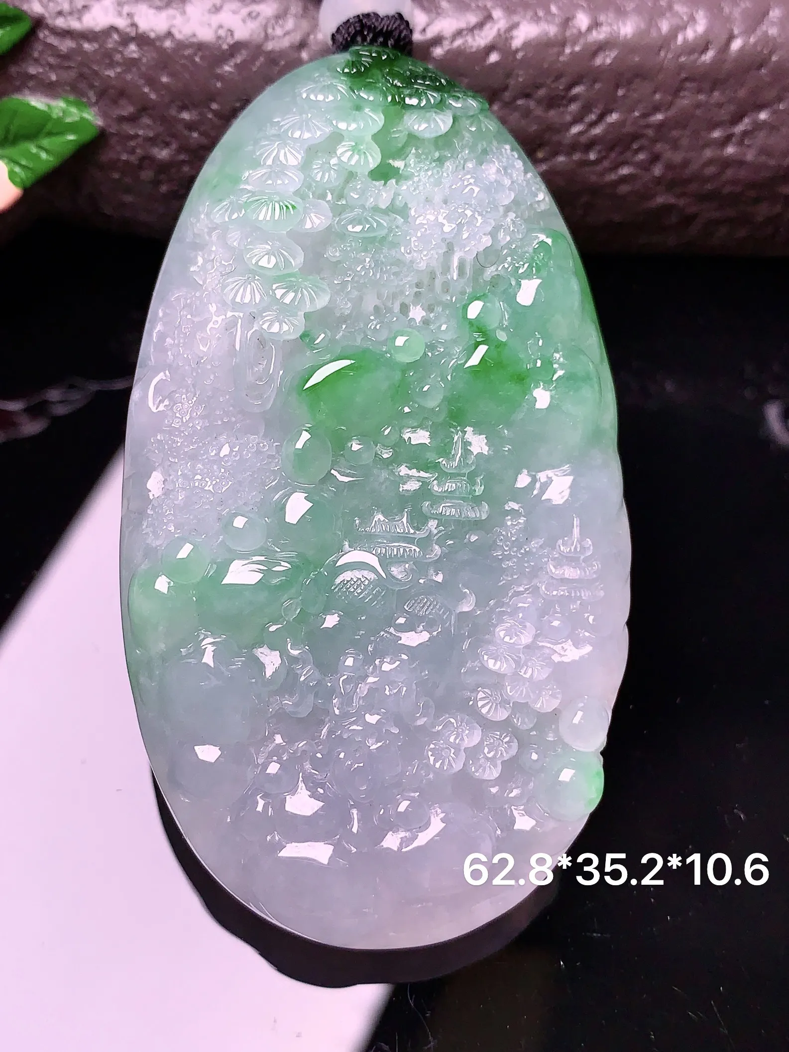 飘绿山水牌子吊坠 玉质细腻 色泽清新艳丽 整体尺寸62.8*35.2*10.6