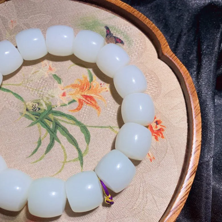 和田玉羊脂白玉直切老型珠手串。单颗尺寸12/13重71克玉质细腻油润。手推出油。品相大气 lt2505011