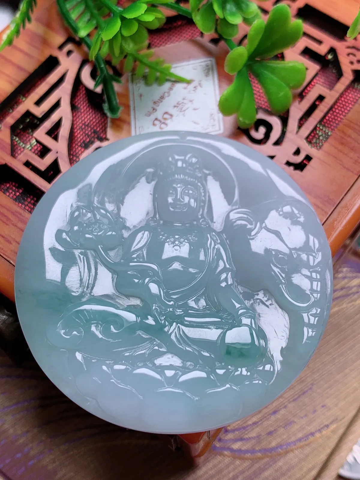 精品推荐，缅甸天然A货翡翠，冰种飘花普贤菩萨吊坠，种水好，颜色鲜艳，玉质水润细腻，工艺精湛，佩戴效果更佳。