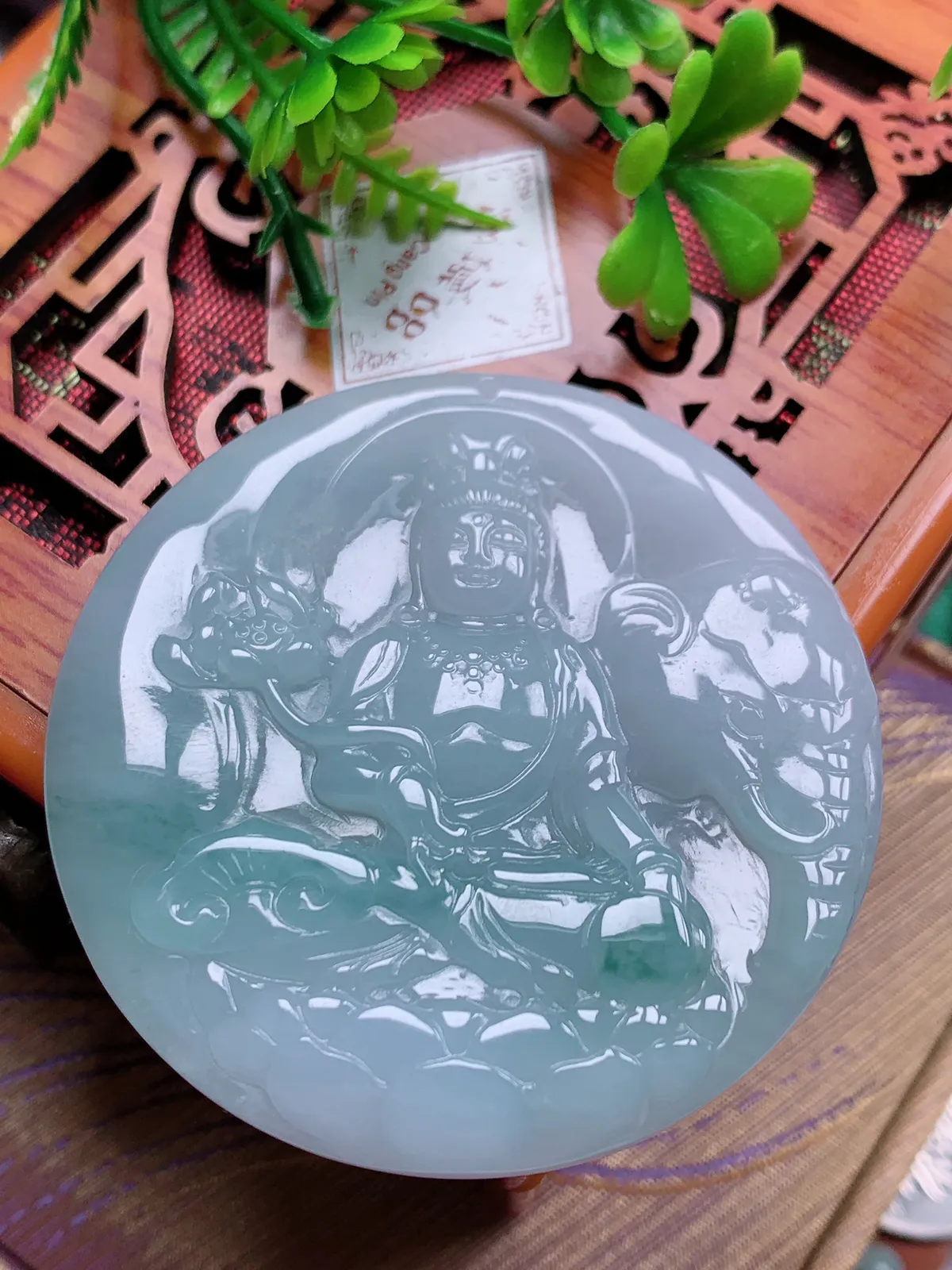 精品推荐，缅甸天然A货翡翠，冰种飘花普贤菩萨吊坠，种水好，颜色鲜艳，玉质水润细腻，工艺精湛，佩戴效果