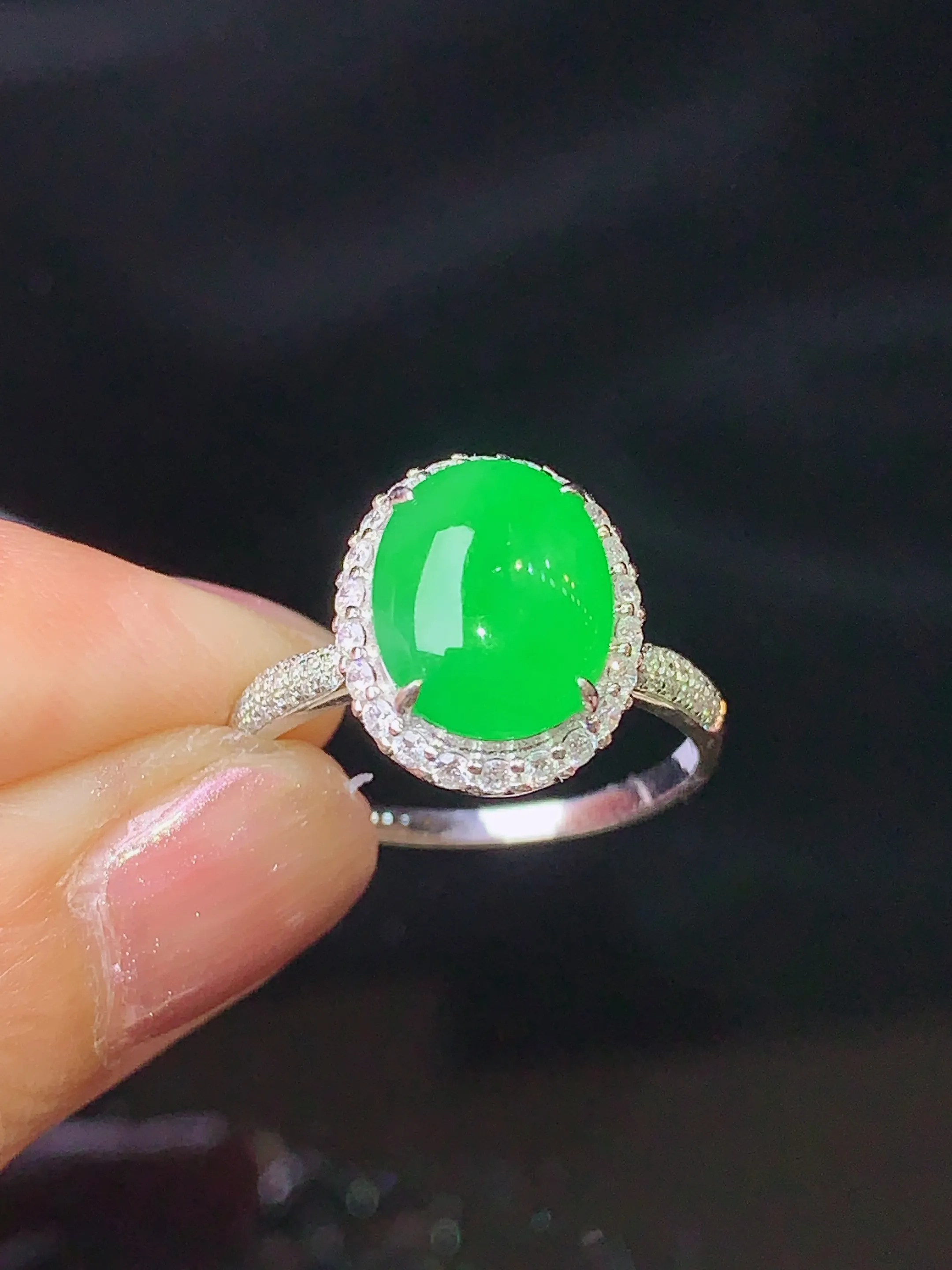 18k金钻镶嵌翠绿蛋面戒指 玉质细腻 色泽清新艳丽 圈口15 整体尺寸13.3*11.2*8.5