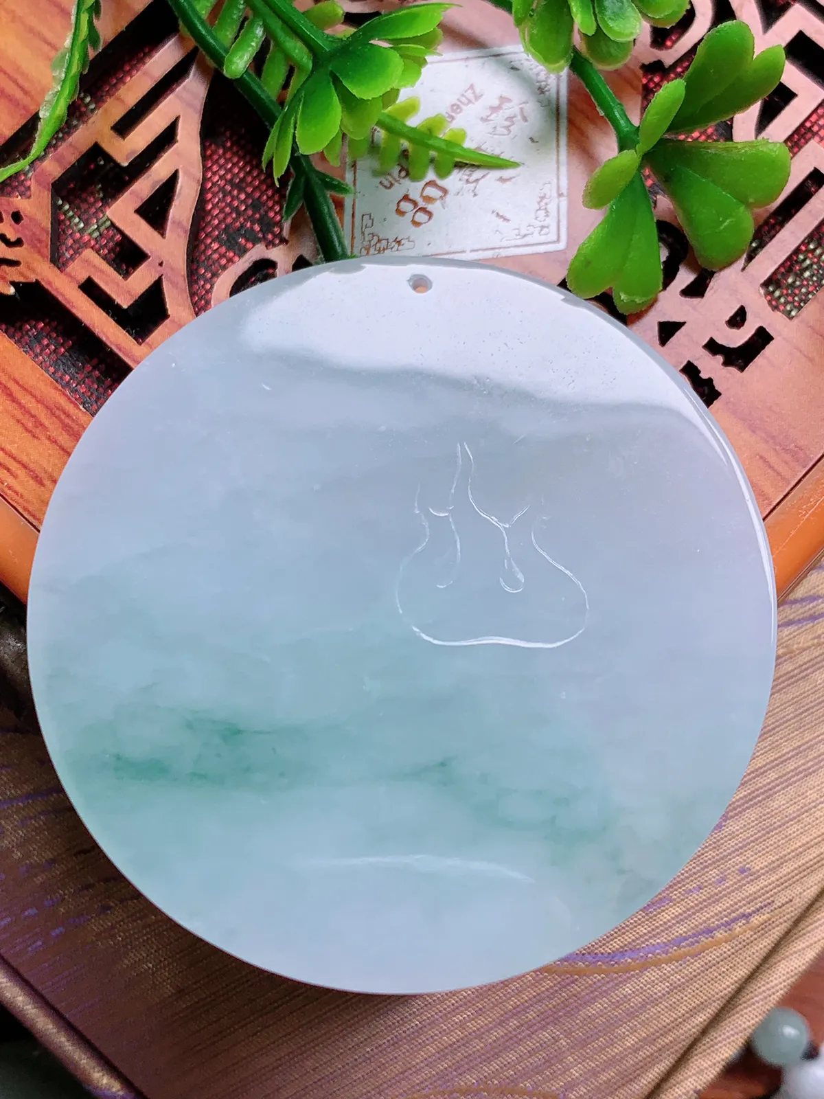 精品推荐，缅甸天然A货翡翠，冰种飘花普贤菩萨吊坠，种水好，颜色鲜艳，玉质水润细腻，工艺精湛，佩戴效果更佳。1