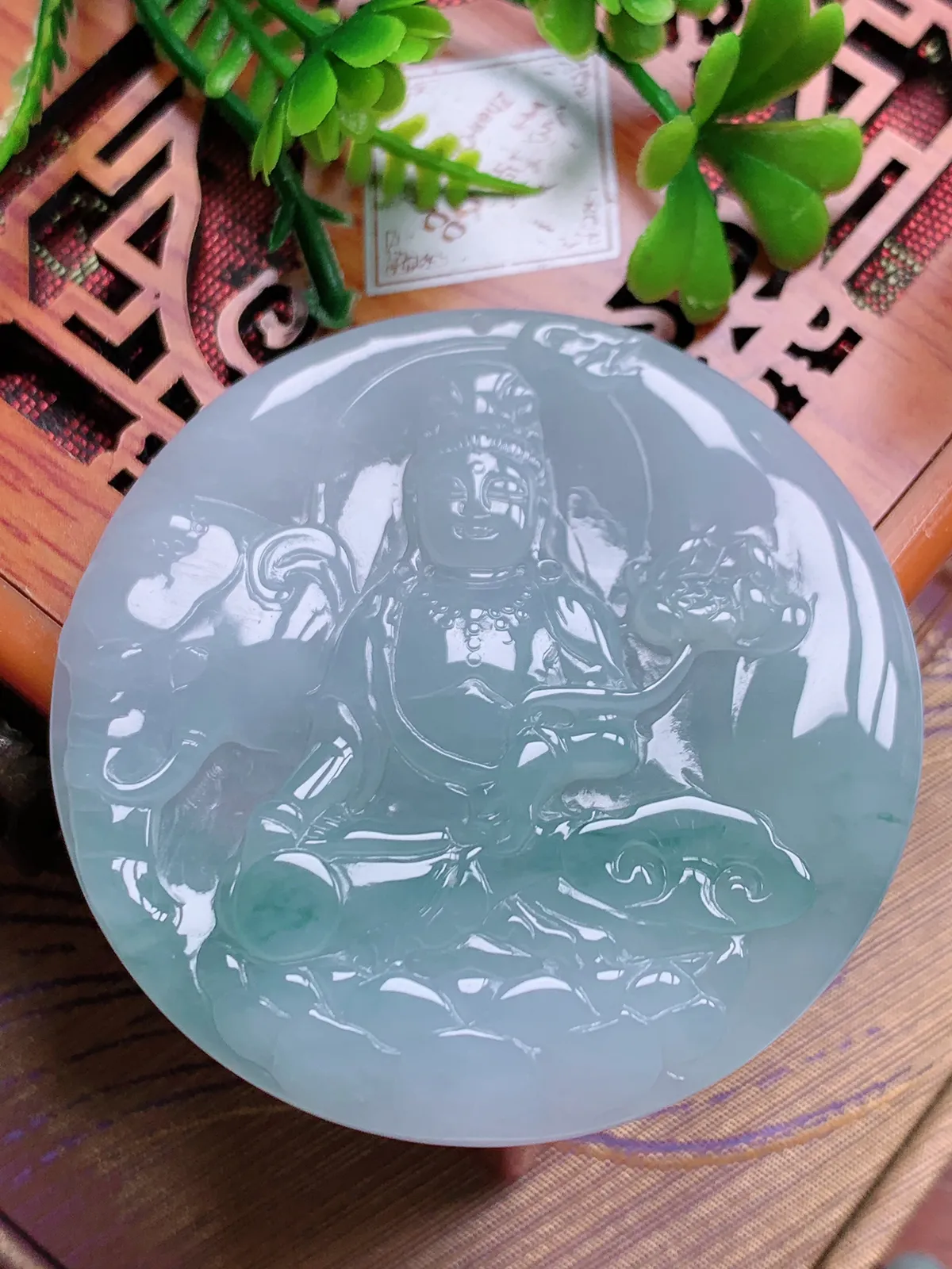 精品推荐，缅甸天然A货翡翠，冰种飘花普贤菩萨吊坠，种水好，颜色鲜艳，玉质水润细腻，工艺精湛，佩戴效果