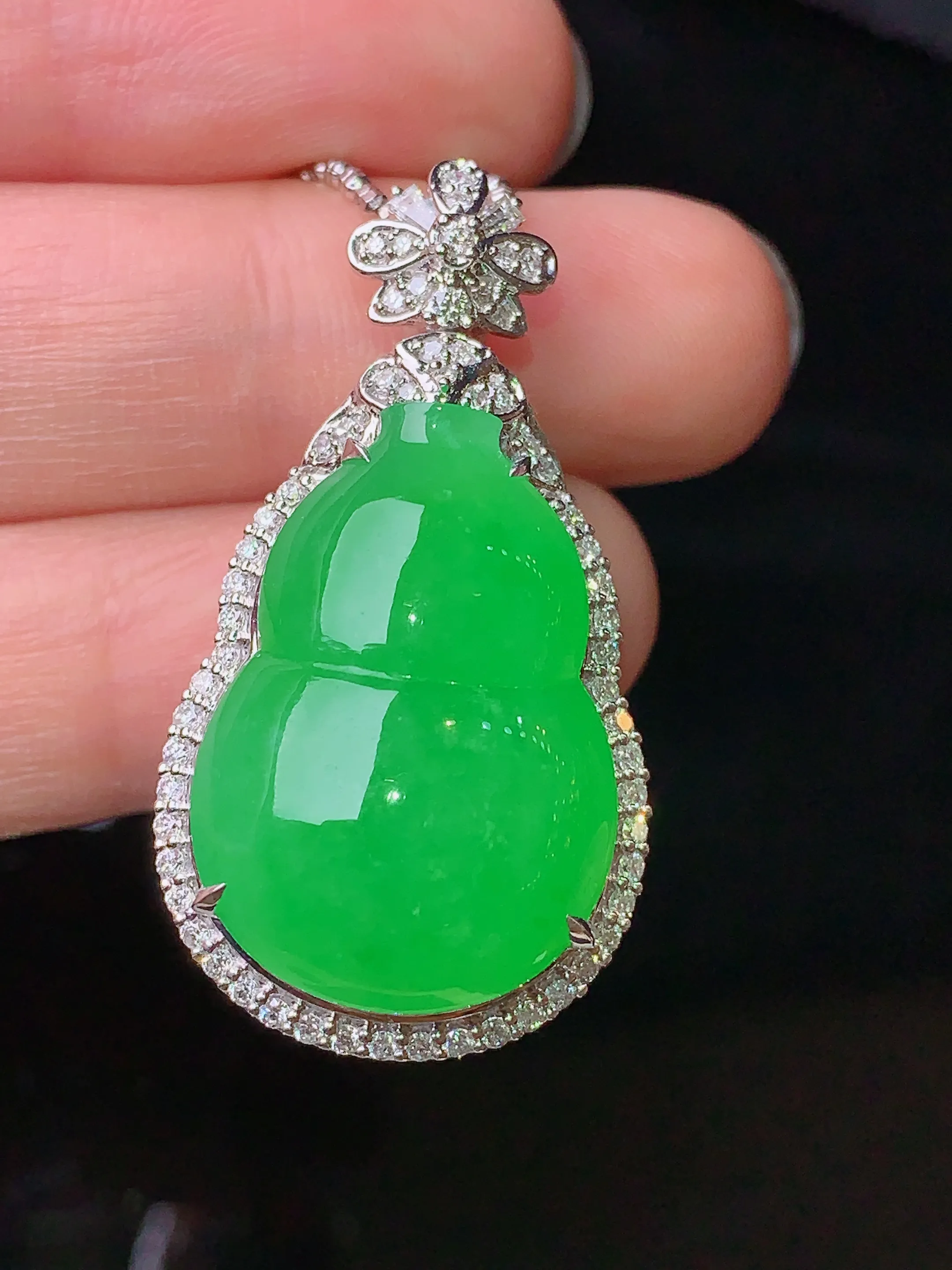 18k金钻镶嵌翠绿葫芦吊坠 玉质细腻 色泽清新艳丽 整体尺寸36.5*19.5*13.7