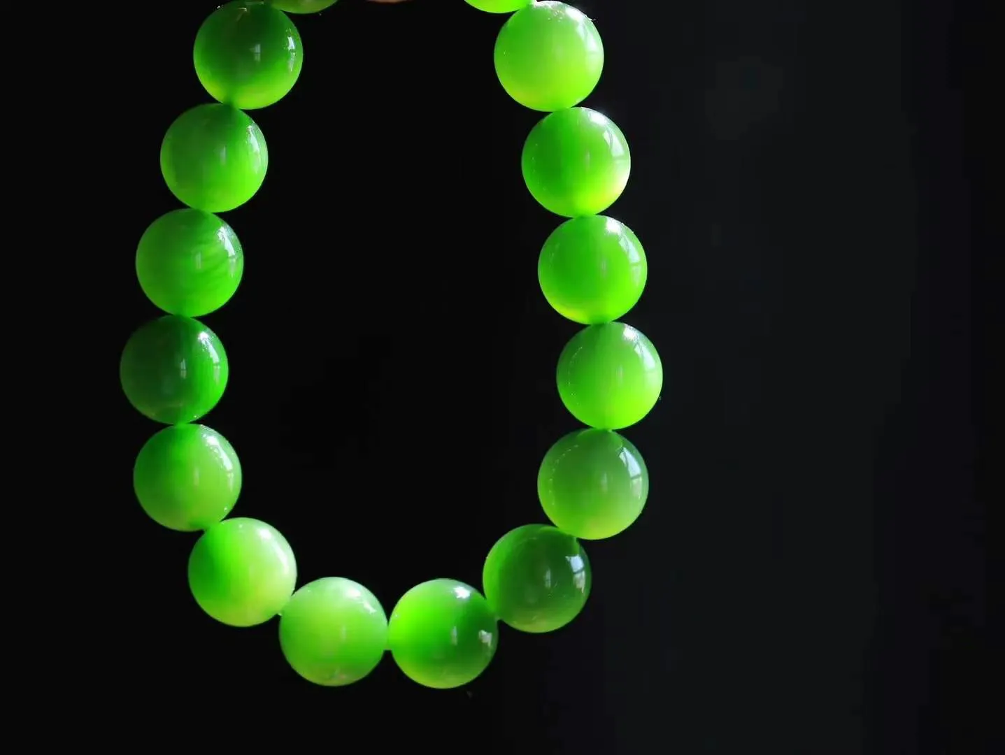 【腕间雅致.手串】

货头精选 和田玉碧玉猫眼圆珠手串，玉质温润，光泽柔和。佩戴它，仿佛将大自然的灵气凝聚于腕间，展现低调奢华的高端品味。重45.4克  尺寸取一11.8mm  80501265T