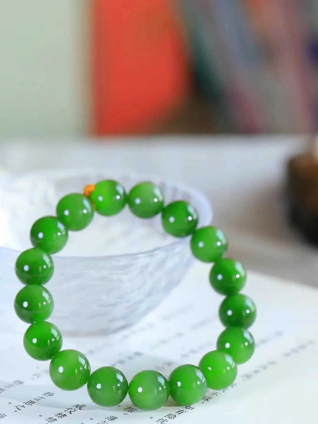 【腕间雅致.手串】

货头精选 和田玉碧玉猫眼圆珠手串，玉质温润，光泽柔和。佩戴它，仿佛将大自然的灵气凝聚于腕间，展现低调奢华的高端品味。重45.4克  尺寸取一11.8mm  80501265T